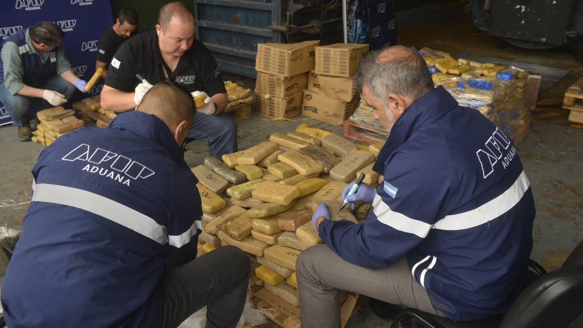 La Aduana incineró 2 toneladas de marihuana en Ezeiza, con la presencia del juez federal, Viri.