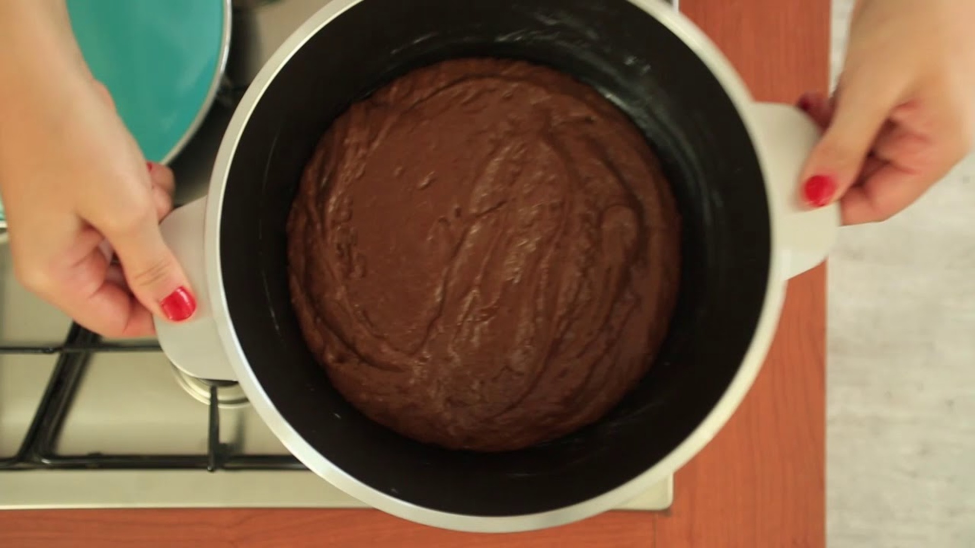 Torta de chocolate con ingredientes que todos tenemos en casa y una cacerola: fácil, rápida y sin ensuciar.