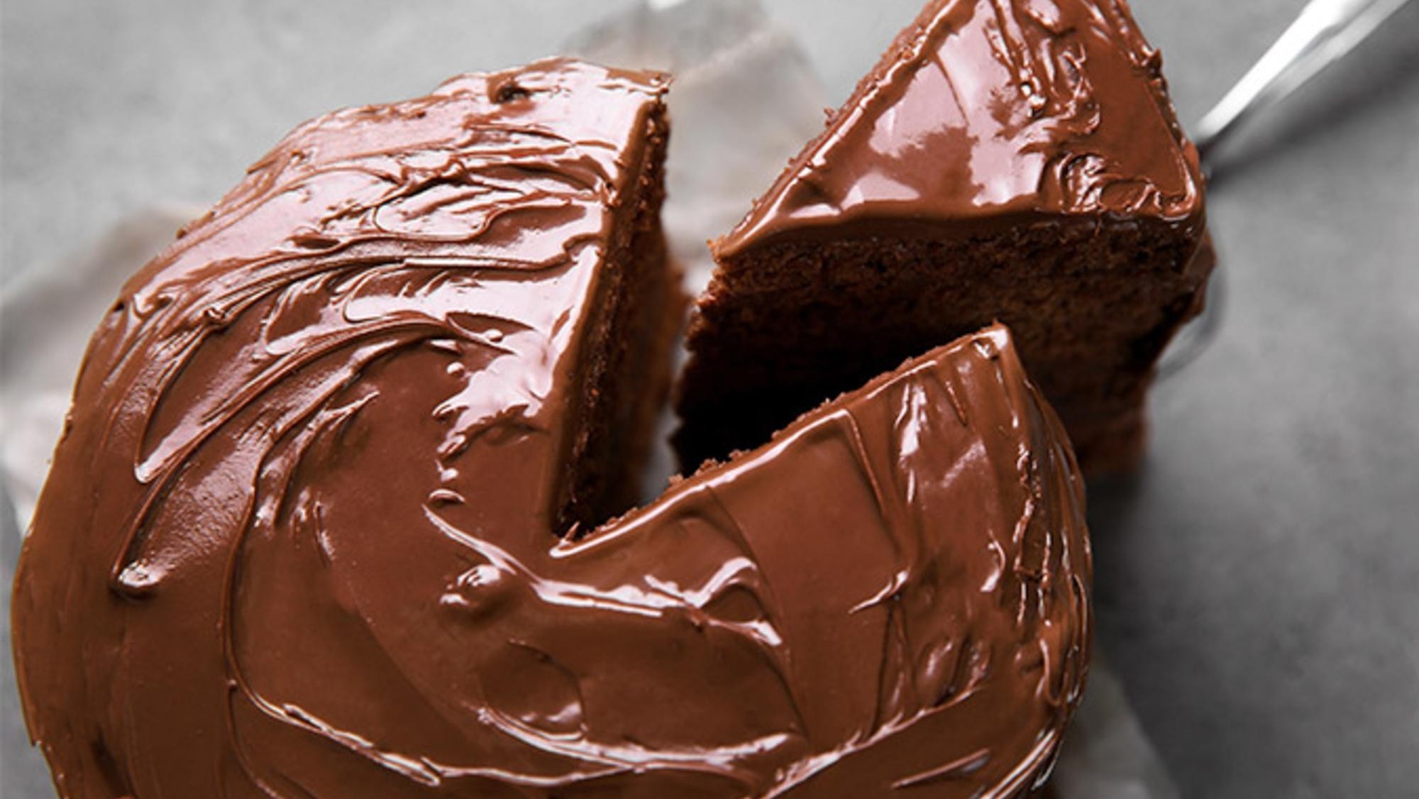 Torta de chocolate con ingredientes que todos tenemos en casa y una cacerola: fácil, rápida y sin ensuciar.