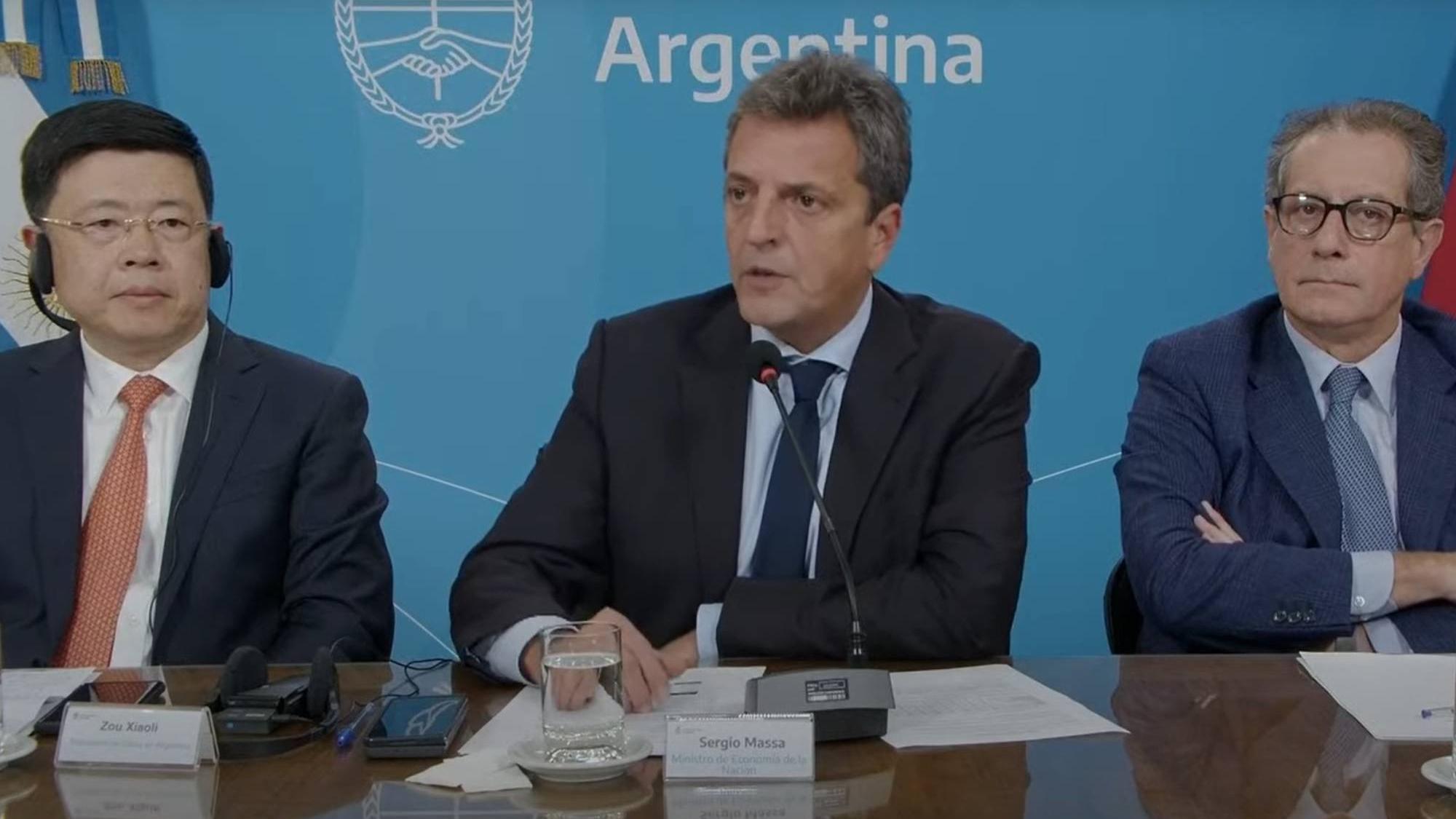 Sergio Massa anunció oficialmente que se podrán pagar importaciones con Yuanes.