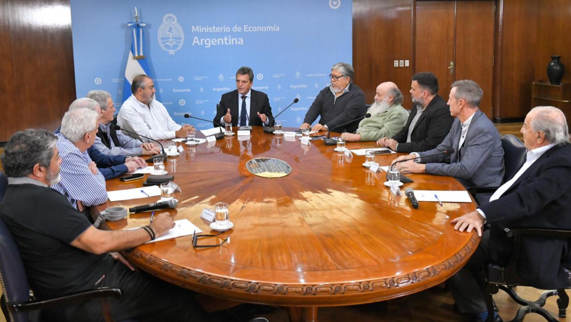 Sergio Massa durante la reunión de hoy con representantes de la CGT y movimiento sociales.