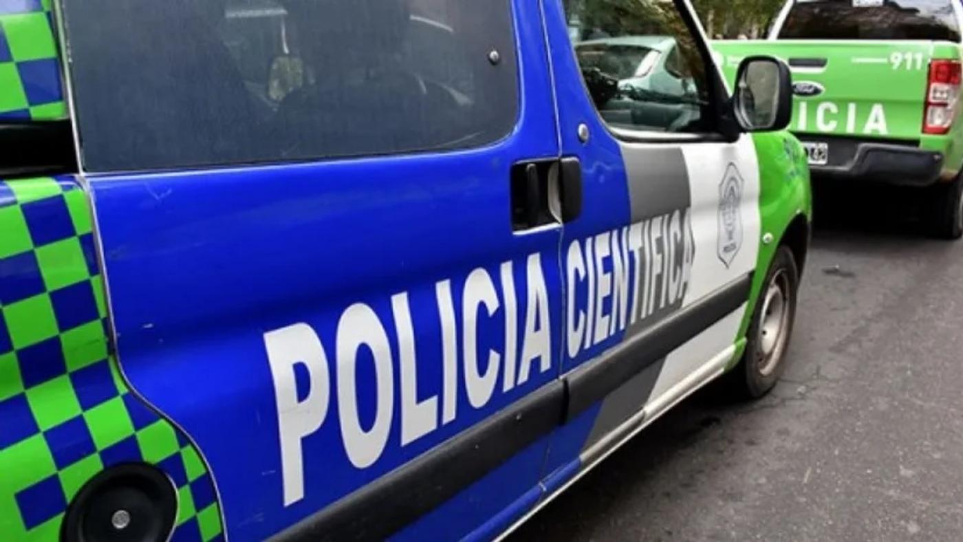 La Policía se hizo presente en el lugar tras el llamado de los vecinos.