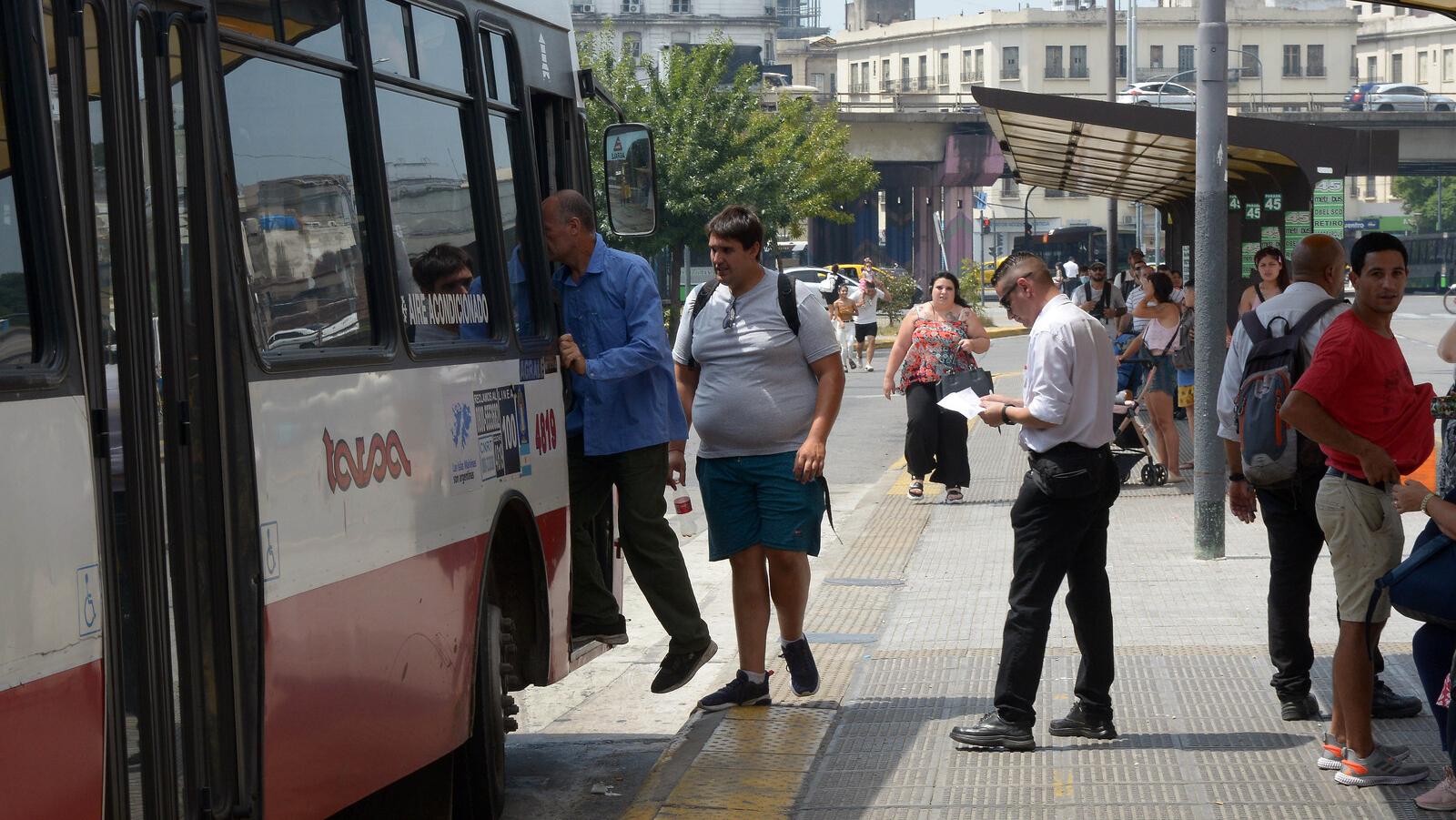 El boleto mínimo para viajar en colectivo en el AMBA pasó a costar $42,67 este lunes (Crónica/Nahuel Ventura/Archivo).