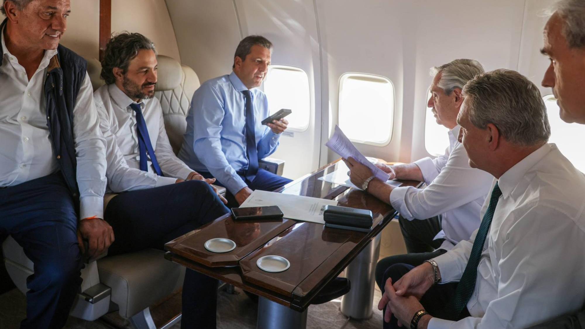 Alberto Fernández y ministros camino a Brasilia.