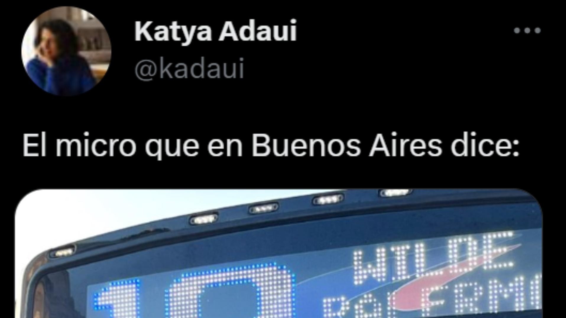 Una peruana quedó impactada con el cartel que vio pegado en un colectivo argentino.