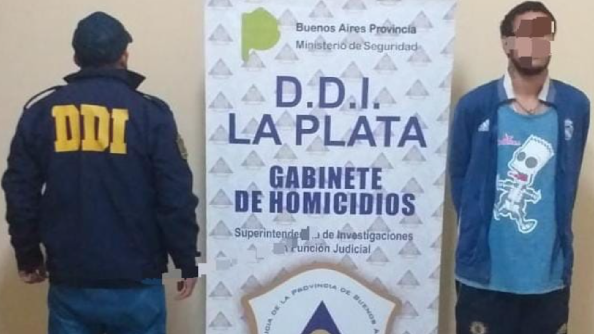 La madre de la joven que sobrevivió al caer de un tercer piso acusó al novio.