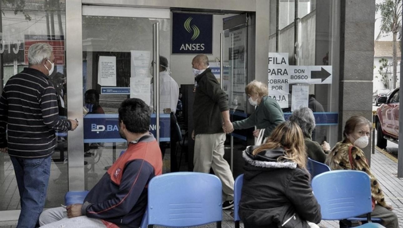 Las jubilaciones aumentarán 21% en junio y el gobierno extiende los bonos de refuerzo por tres meses.