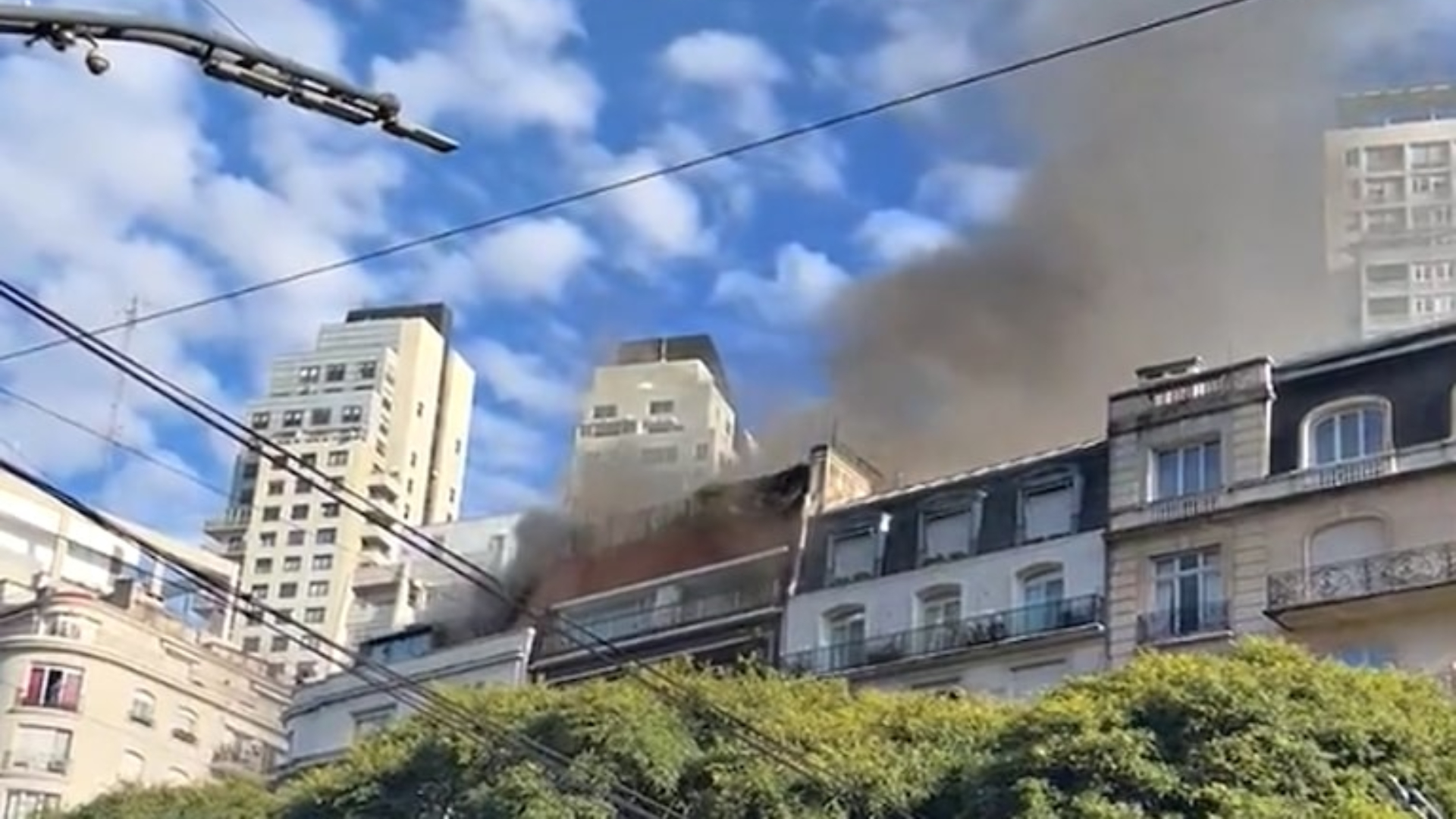 Pánico por un incendio en un edificio de Palermo.