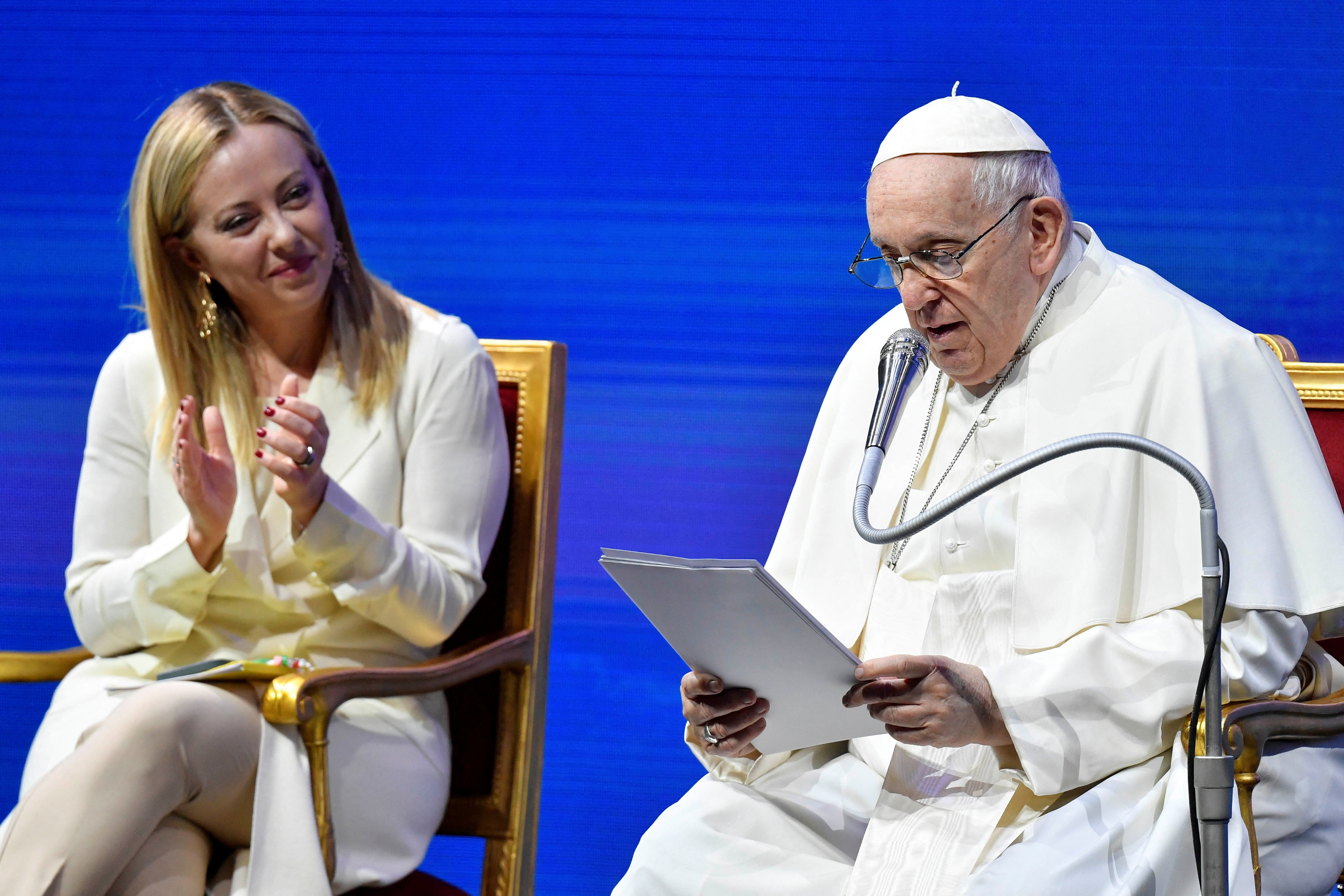 El papa Francisco junto a la premier italiana Giorgia Meloni.