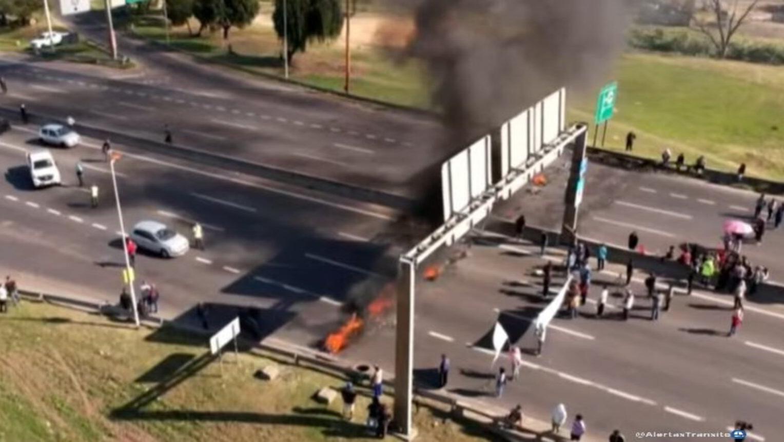 Piqueteros concretaban en el mediodía de este lunes un corte total en la autopista Riccheri (Twitter).