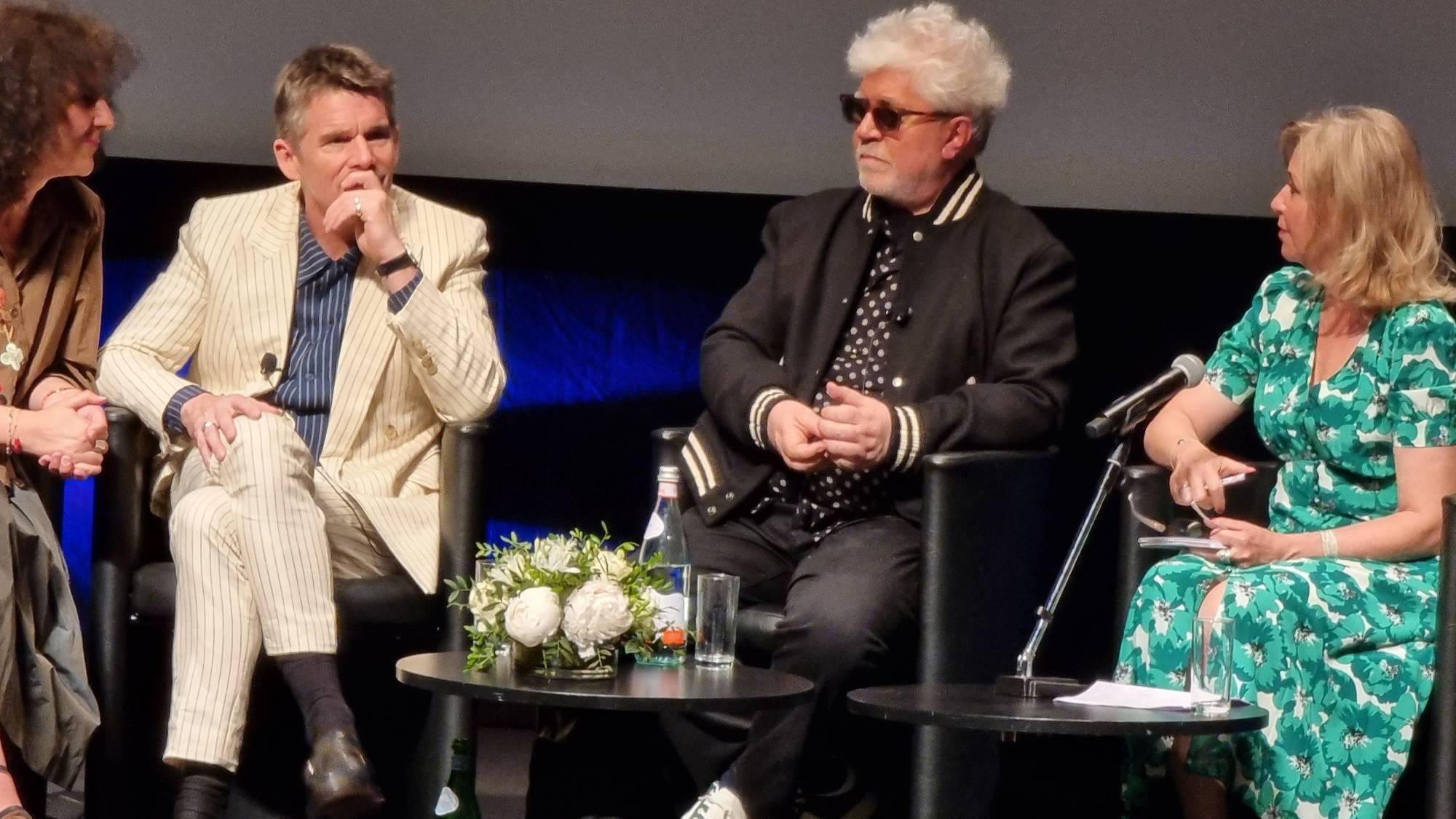 Crónica en Cannes: Pedro Almodóvar presentó su western homoerótico.