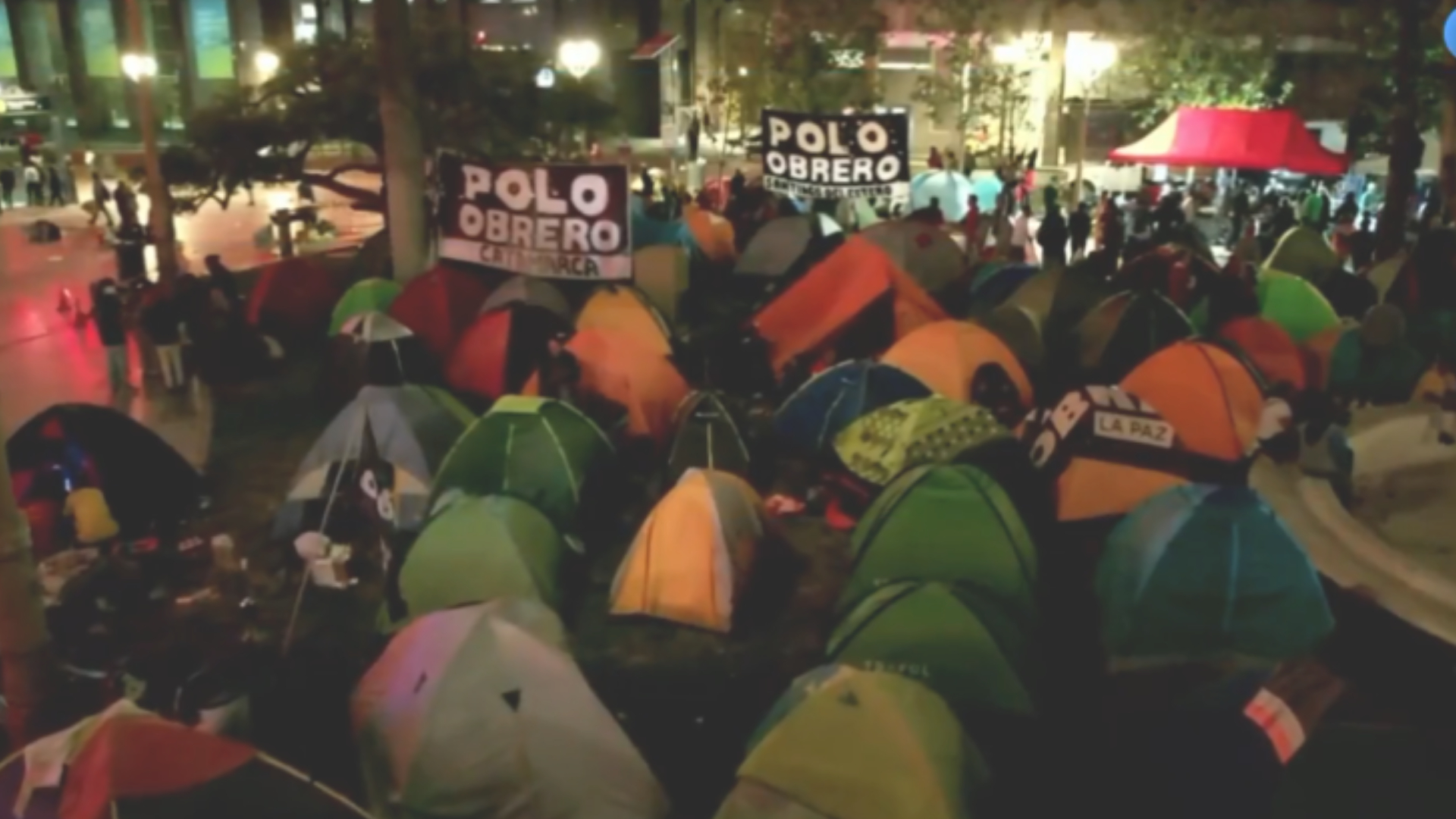 Las carpas instaladas frente a la Casa Rosada.