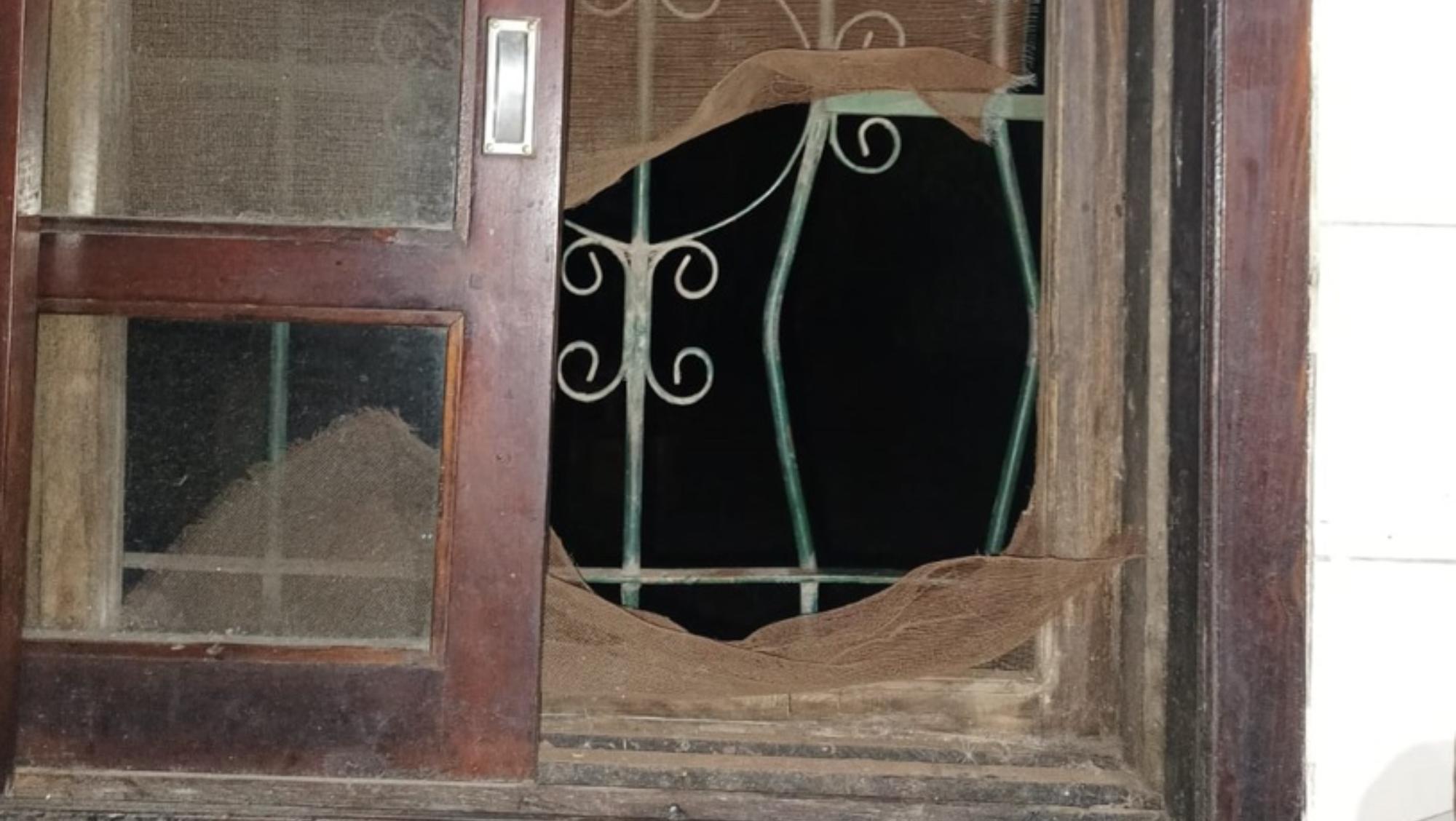 El grupo de malvivientes ingresó al domicilio tras romper la reja de una ventana.