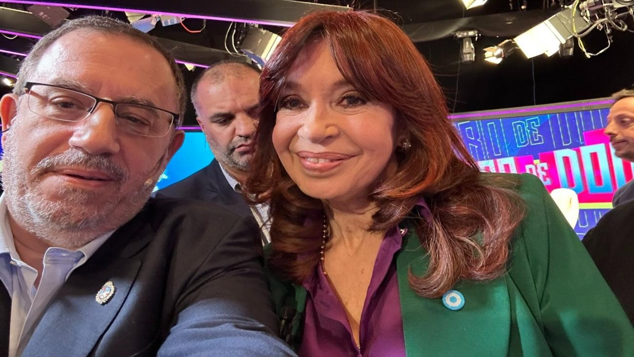 Cristina Fernández se tomó una selfie con Carlos Maslatón durante una entrevista televisiva (Twitter).