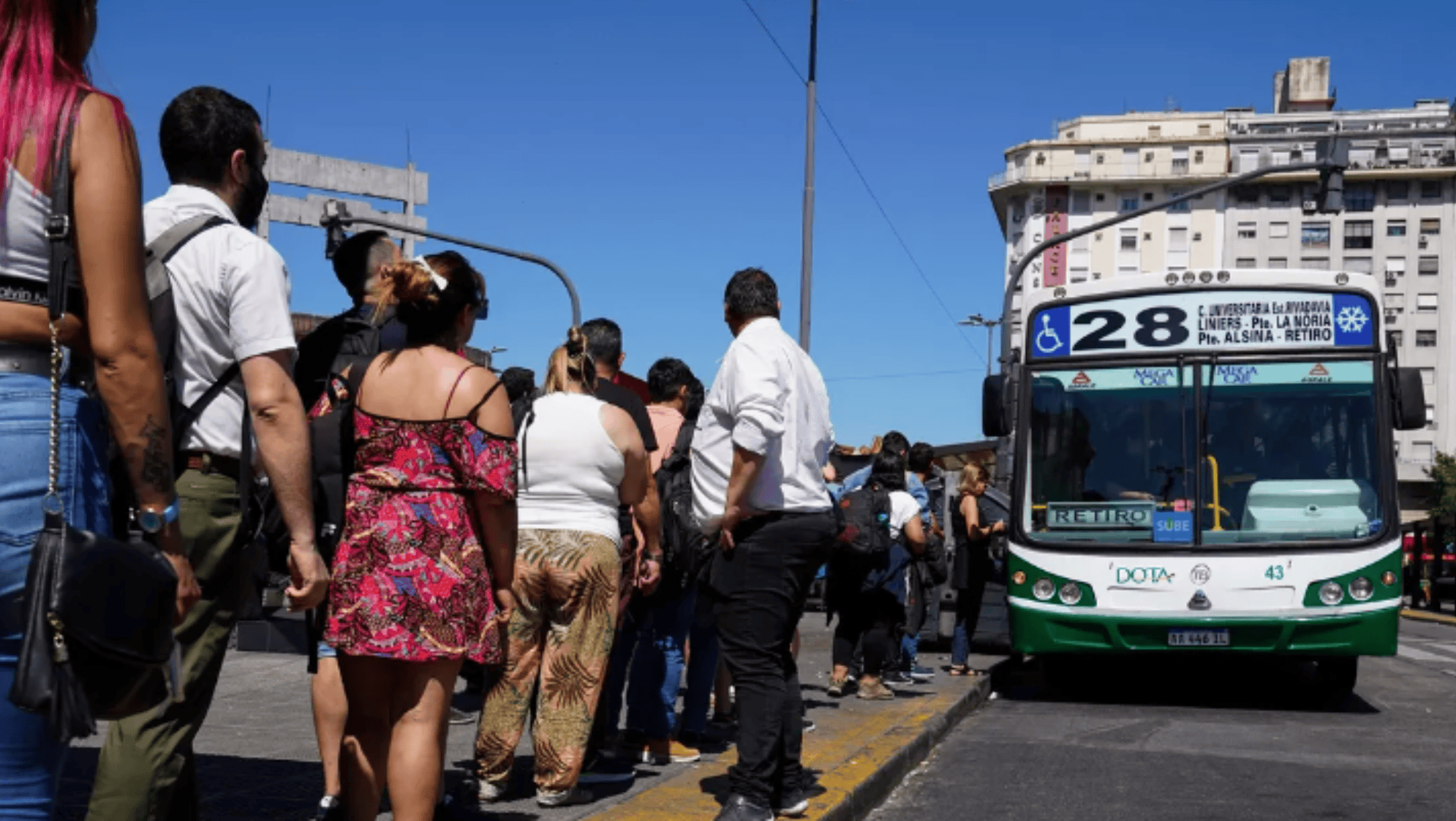 Gente esperando colectivo