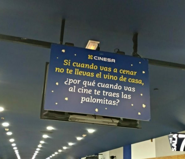 El cartel de un cine de España que es viral y se llenó de quejas (Twitter/@jorgeBluBlu555).