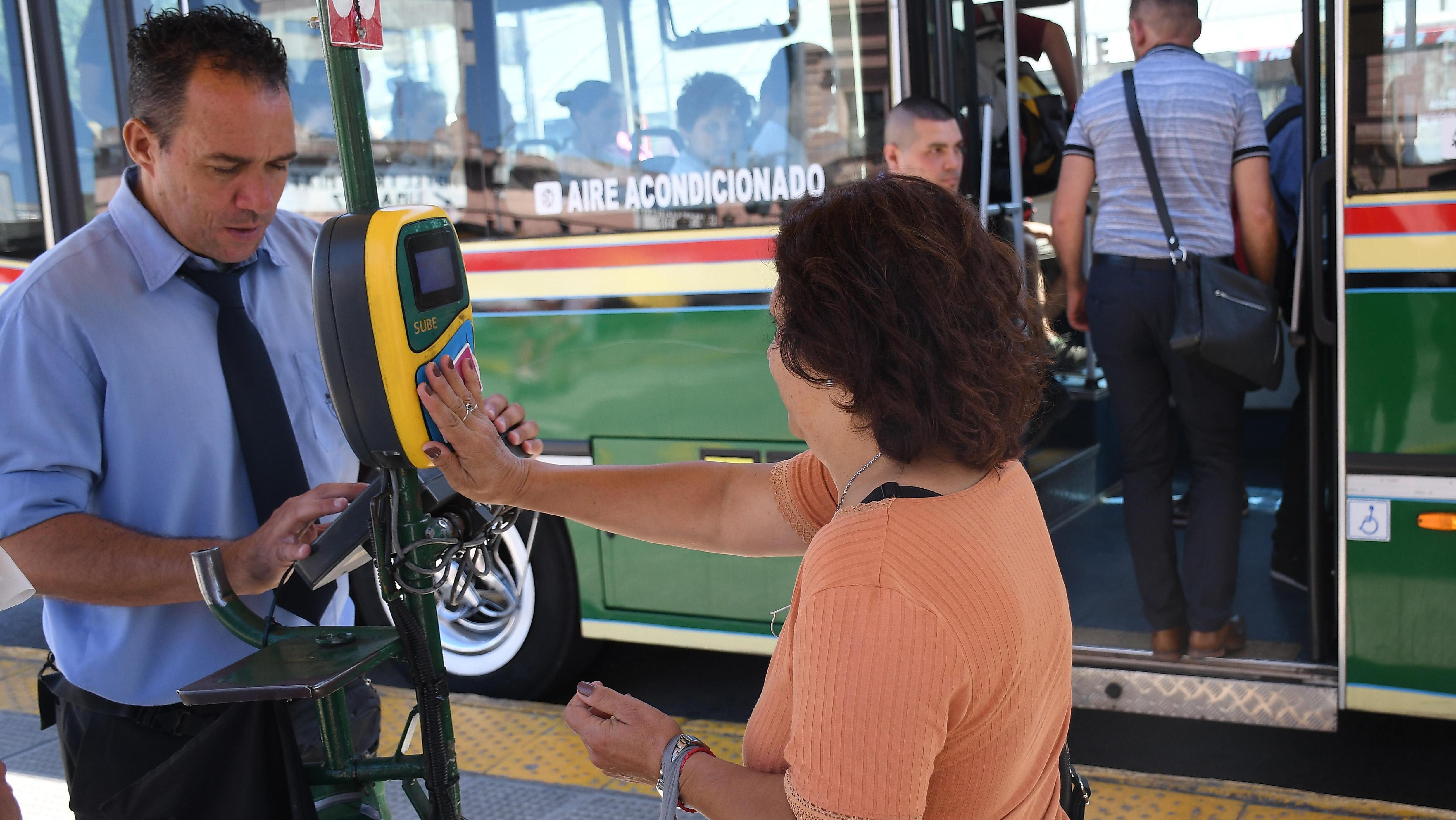 Suben desde el jueves las tarifas de colectivos y trenes del AMBA (Rubén Paredes / Crónica).