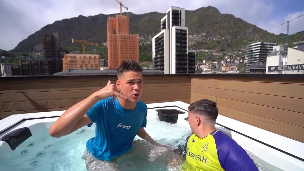 Los influencers disfrutaron el jacuzzi exterior del hotel de Messi (YouTube: TheExaL04).