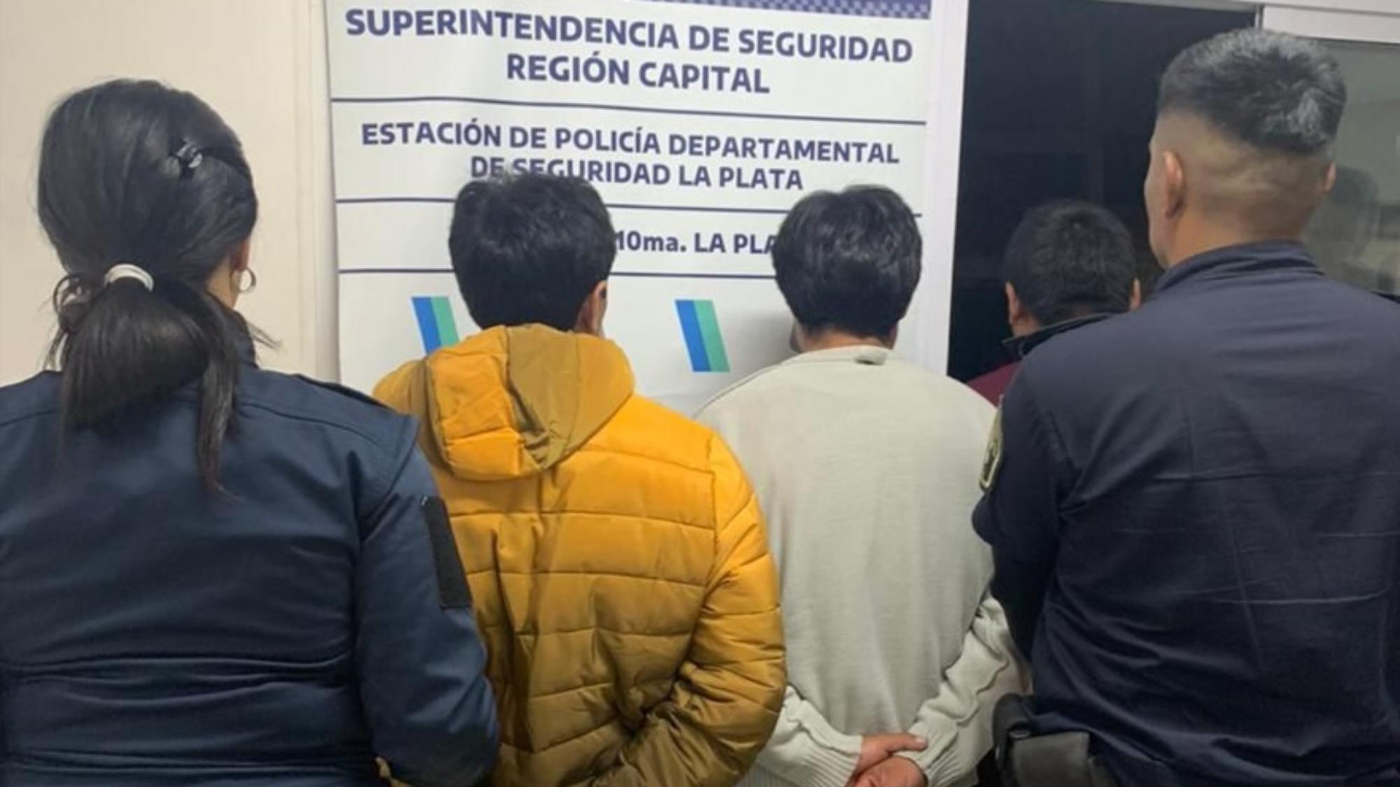 Estos son tres de los sujetos que fueron arrestados por el homicidio que ocurrió en La Plata.