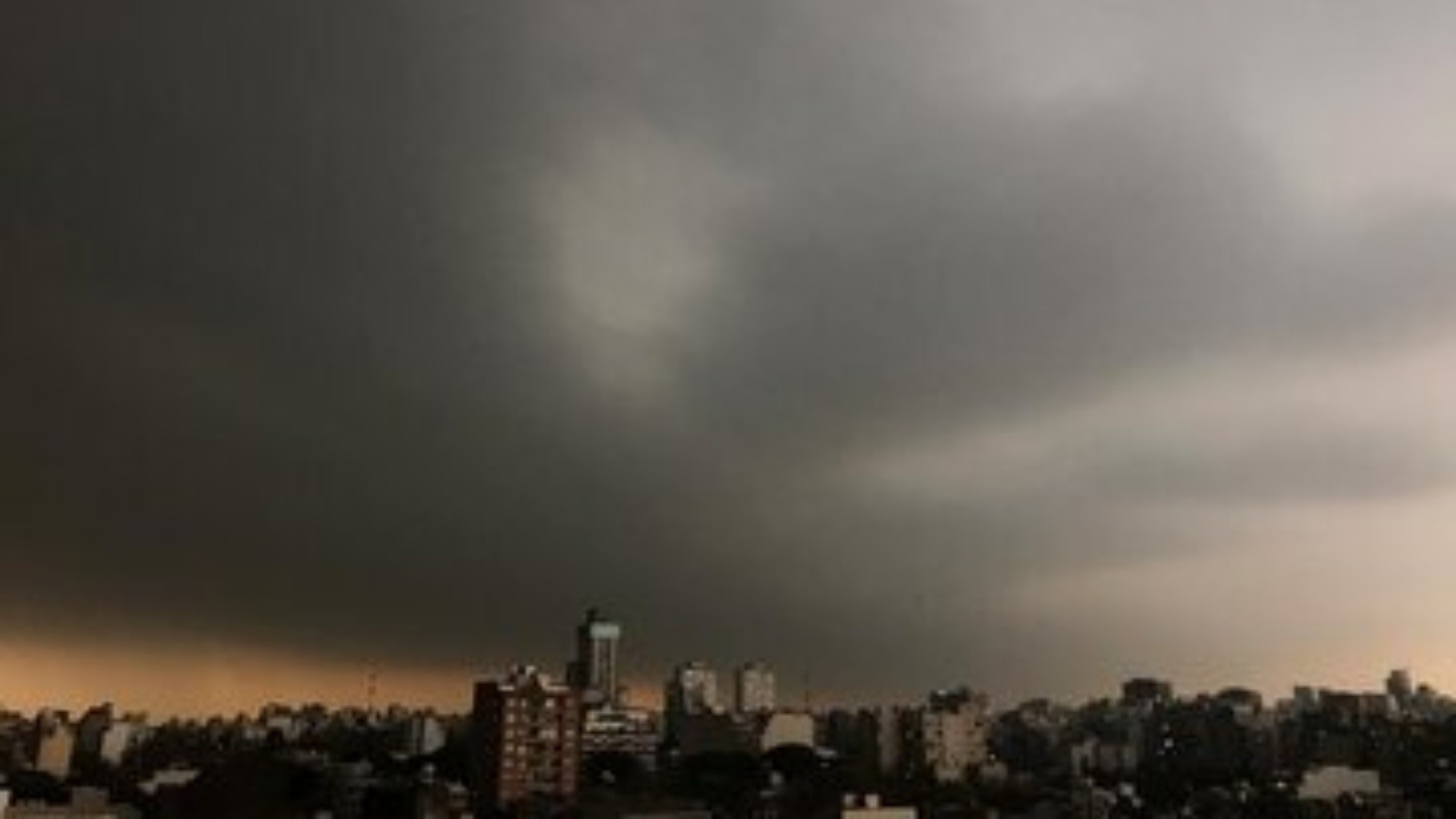 Mucho cuidado: llega la “lluvia negra” a Buenos Aires y varias zonas del país, ¿de qué se trata y qué dice el pronóstico?