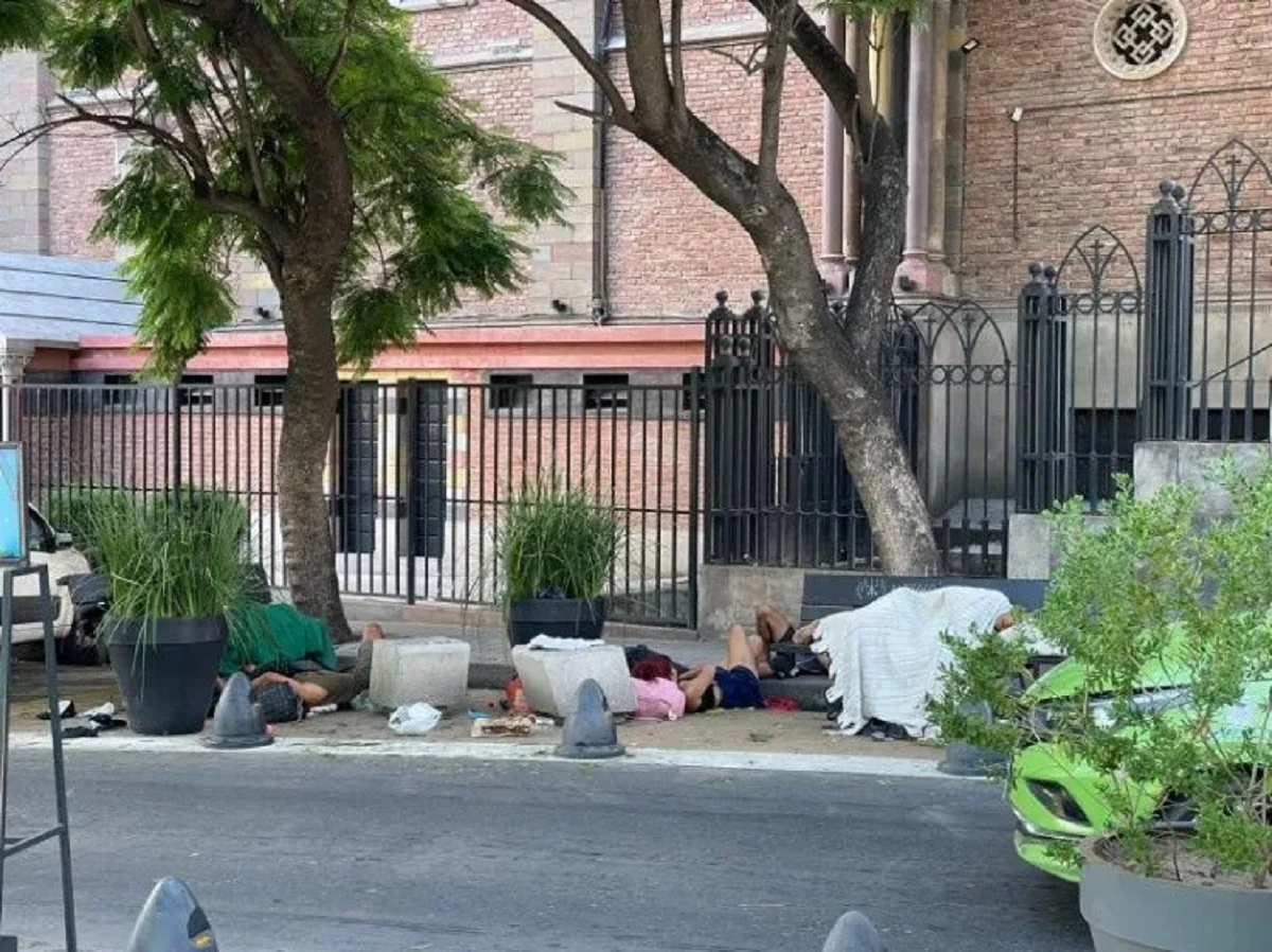 Muchas personas se instalan en el exterior del centro cultural.