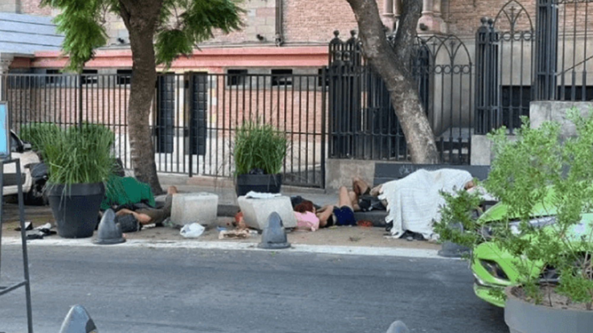 Dos personas fueron filmadas mientras tenían intimidad en el patio de un bar.