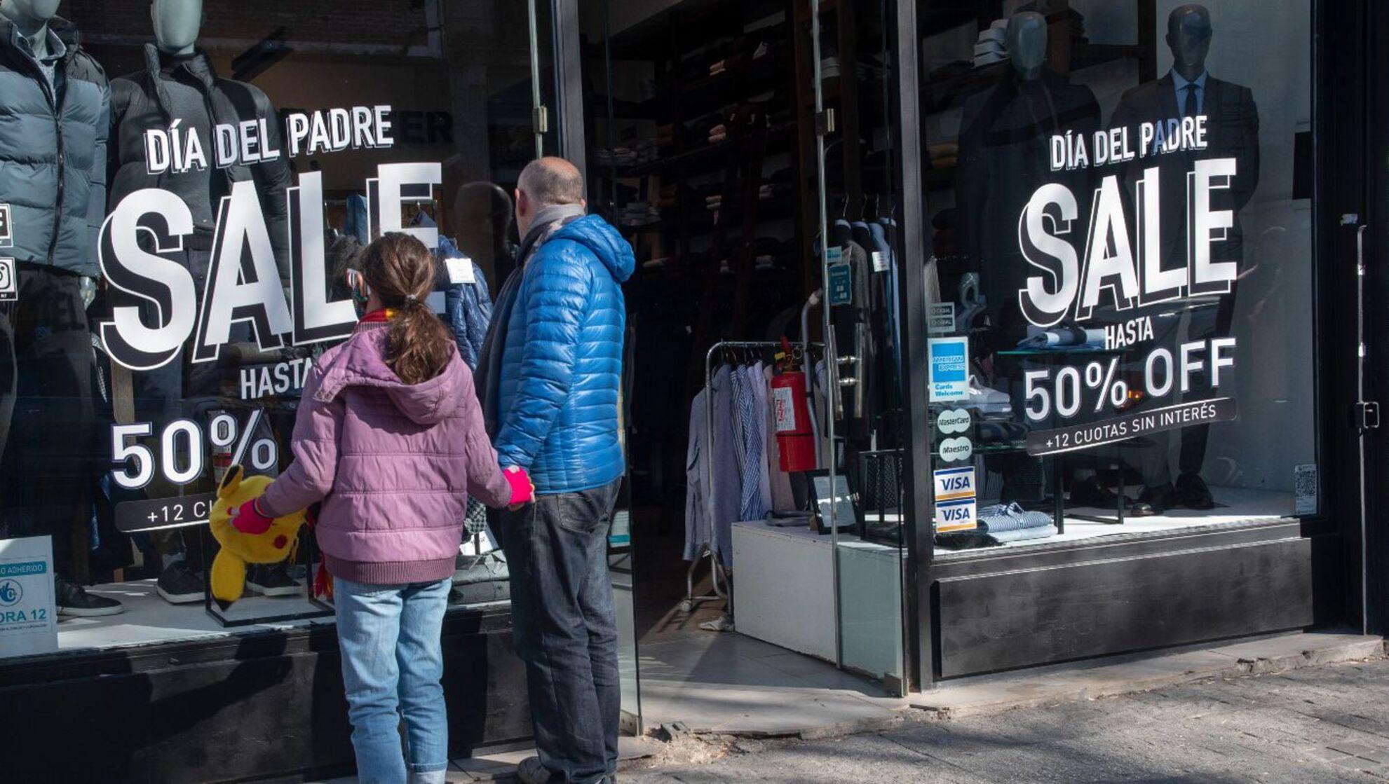 Los consumidores deberán estar muy atentos a los precios para afrontar los regalos en la complicada situación inflacionaria (Télam/Archivo).