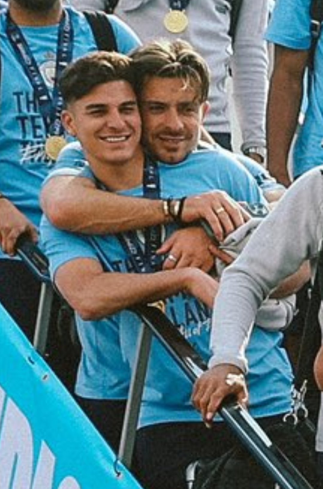 Grealish junto a Julián Álvarez.