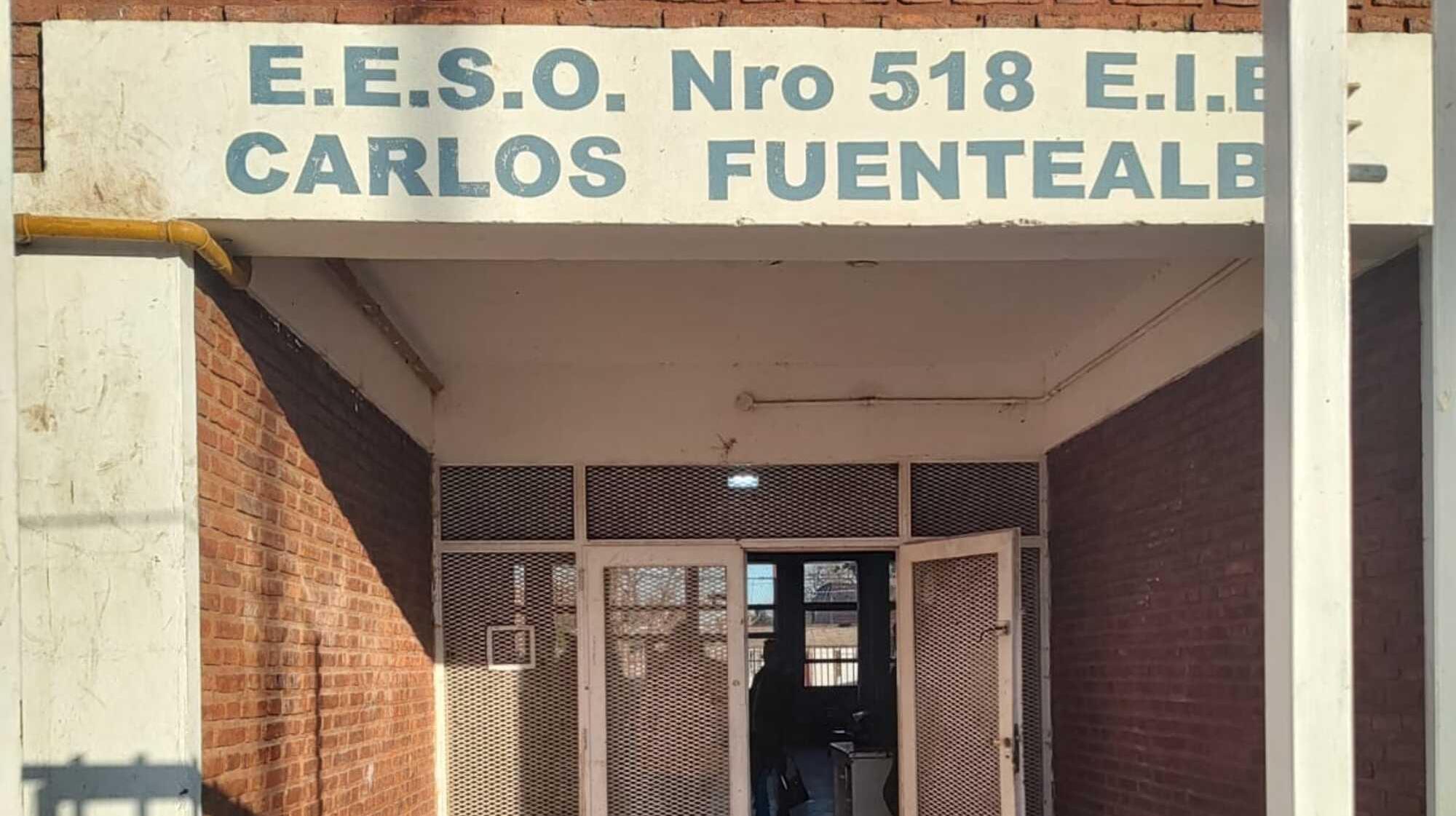 En la escuela dejaron un cartel intimidatorio.