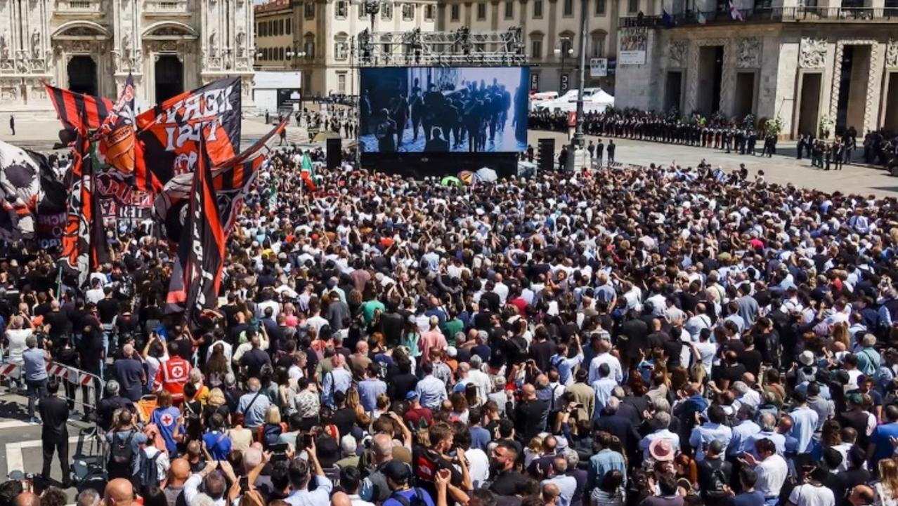 Miles de personas se concentran en las calles de Milán para despedir a Berlusconi.