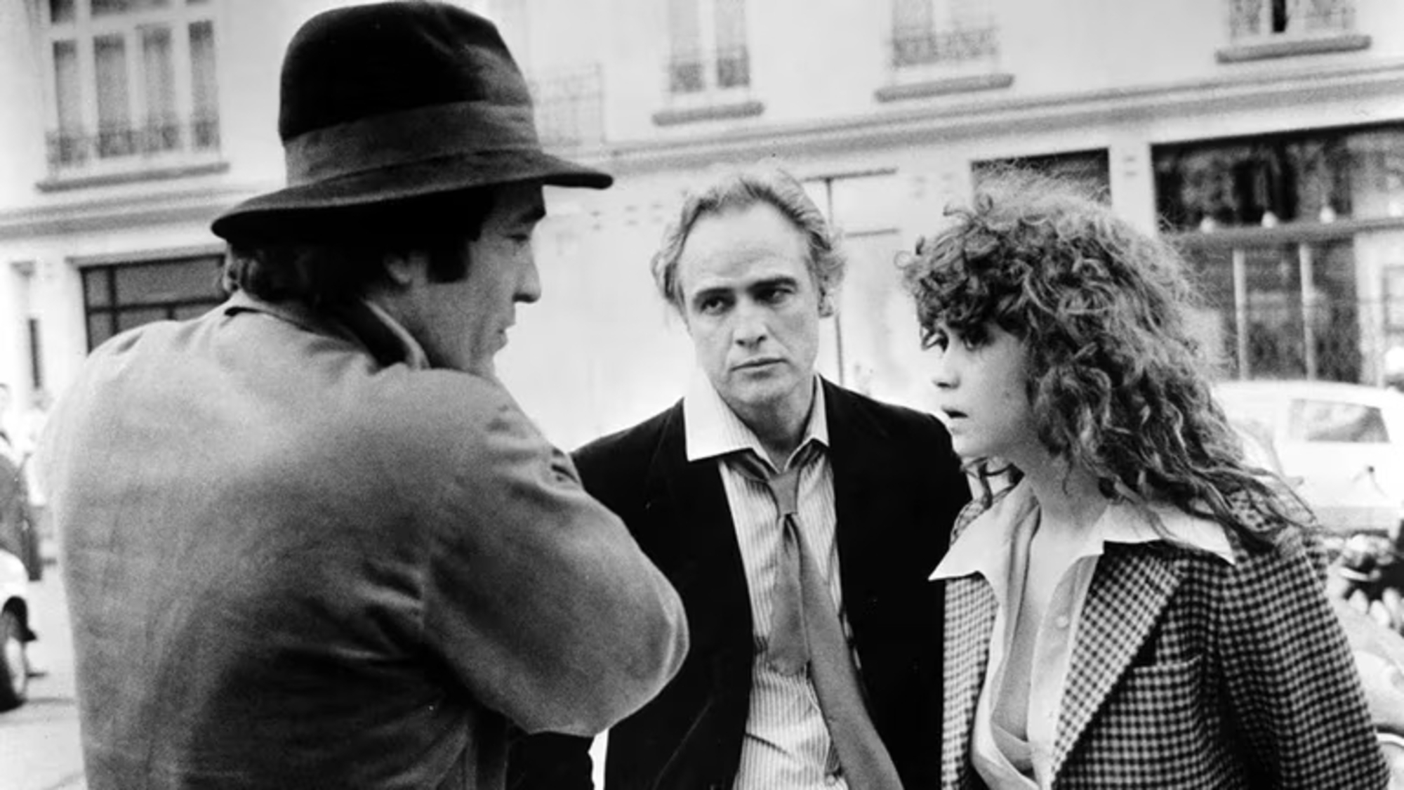 El director de 'El último tango en París', Bernardo Bertolucci, junto a los protagonistas, Marlon Brando y Maria Schneider.