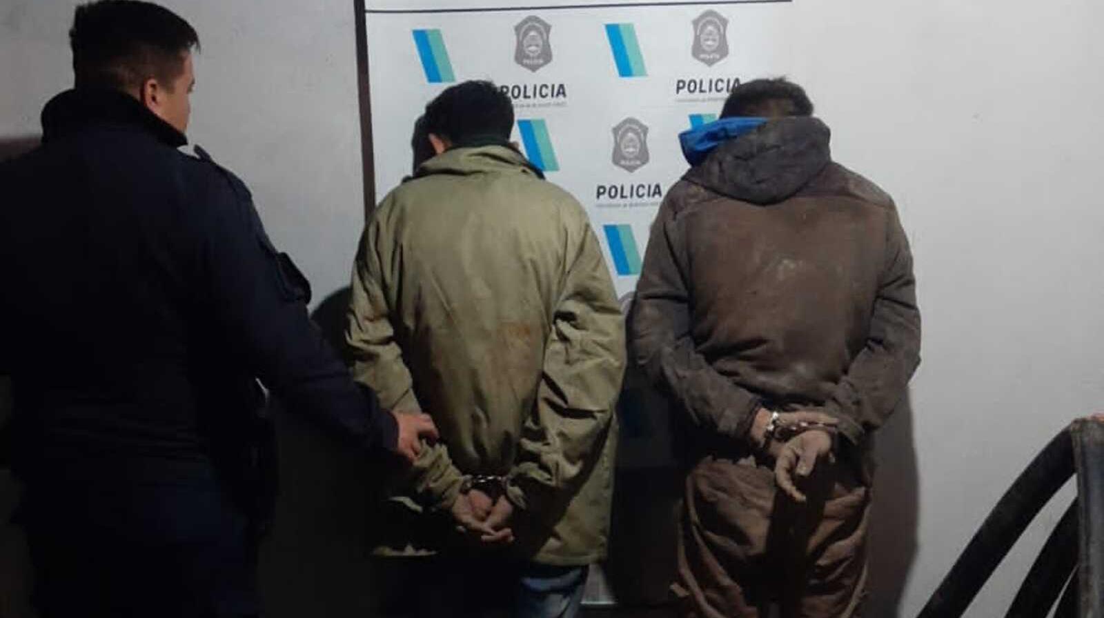 Los dos detenidos por robar cables subterráneos en el Barrio Hipódromo de La Plata.