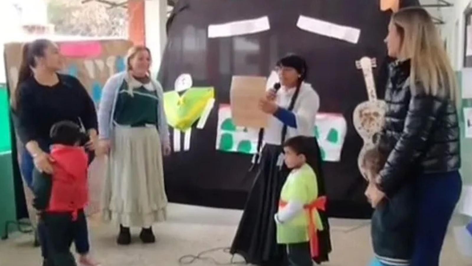 “Aro, aro, aro”: una maestra de jardín de infantes lanzó una copla subida de tono y dejó a más de uno boquiabierto.