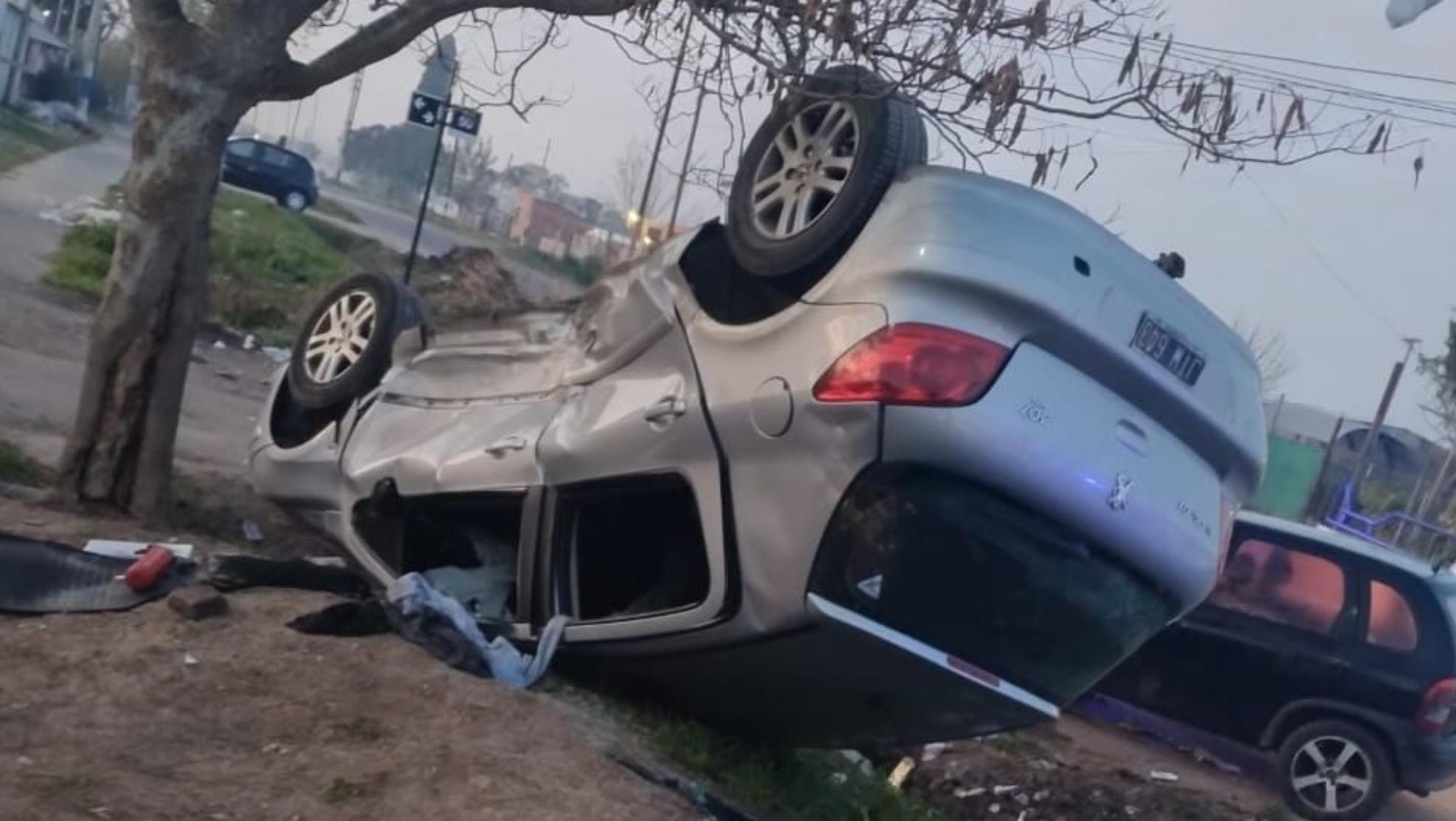 Así finalizó volcado el coche en el que escapaba uno de los malvivientes.