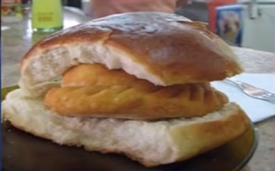 En Paraguay comen la empanada entre panes de pancho.