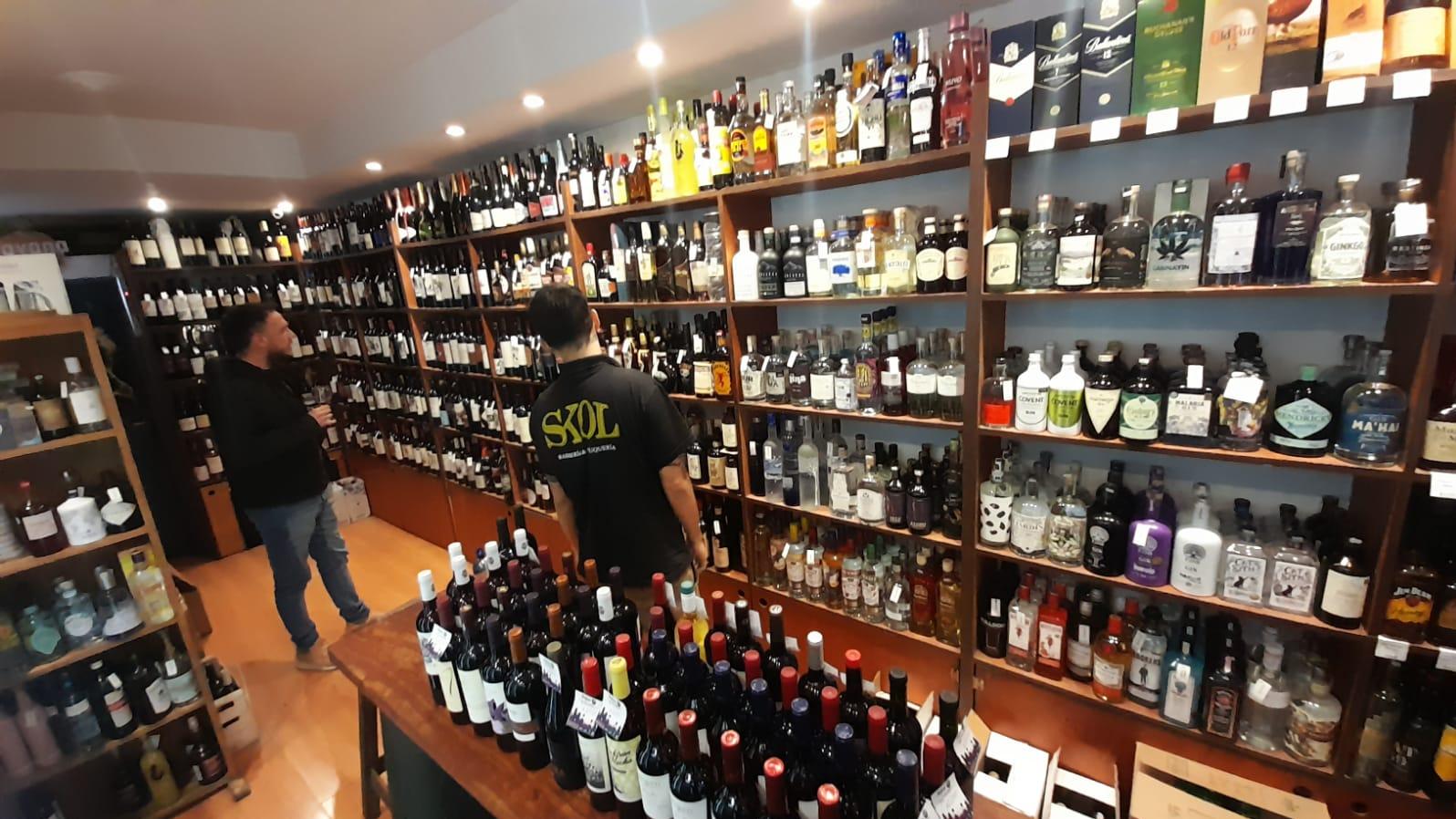 Las bebidas alcohólicas son una opción a la hora de comprar el regalo para el Día del Padre (Hernán Nersesian/Crónica).