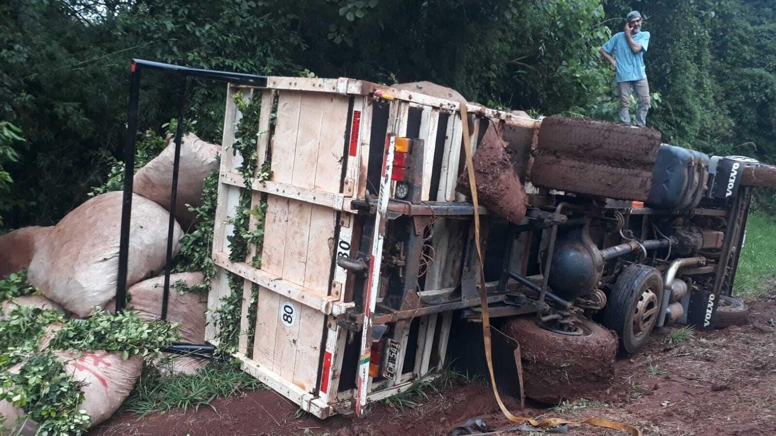 El pésimo estado de los caminos hace volcar a los camiones.