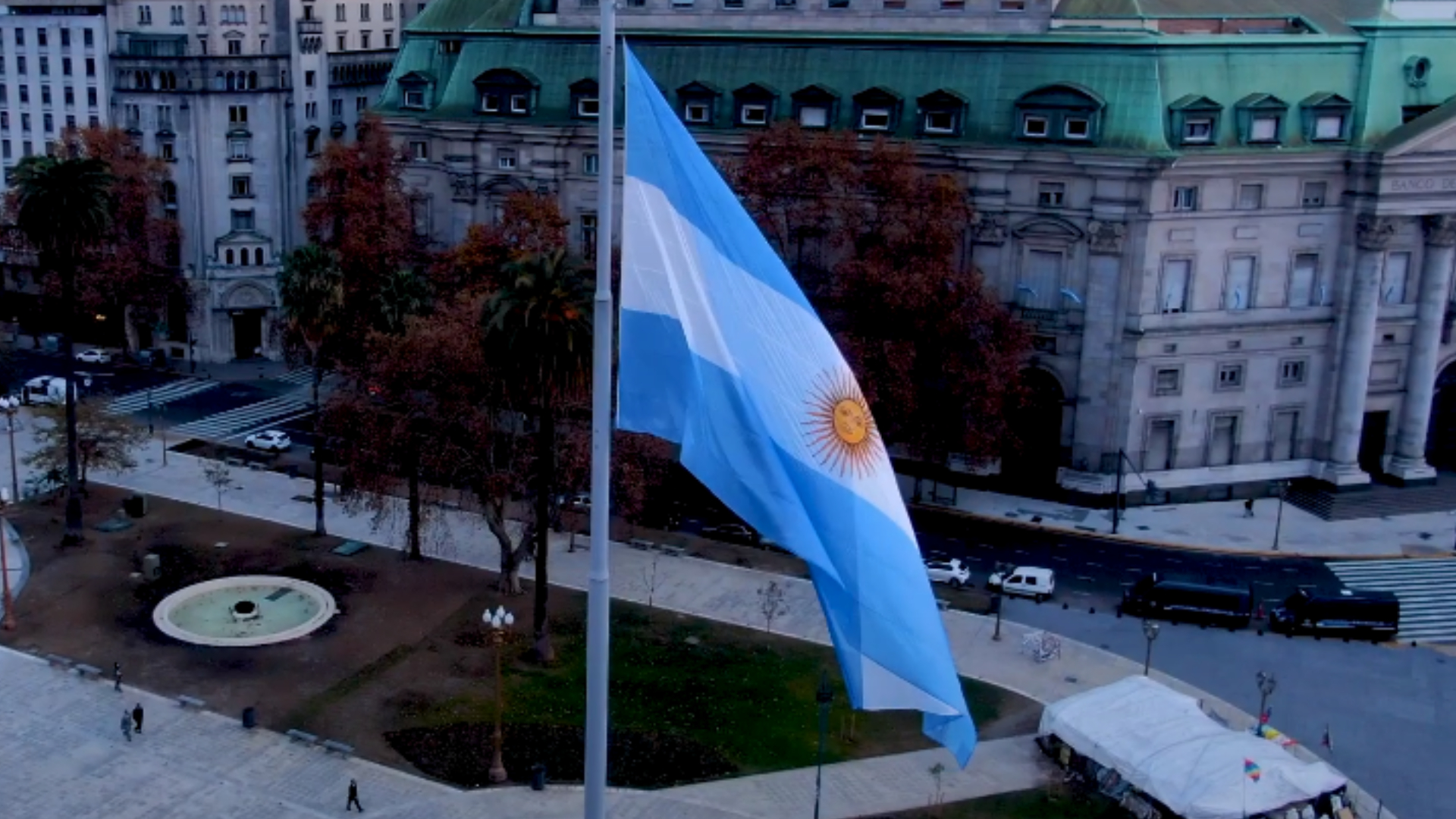 La inmensa bandera fue confeccionada en un taller del barrio porteño de Chacarita.