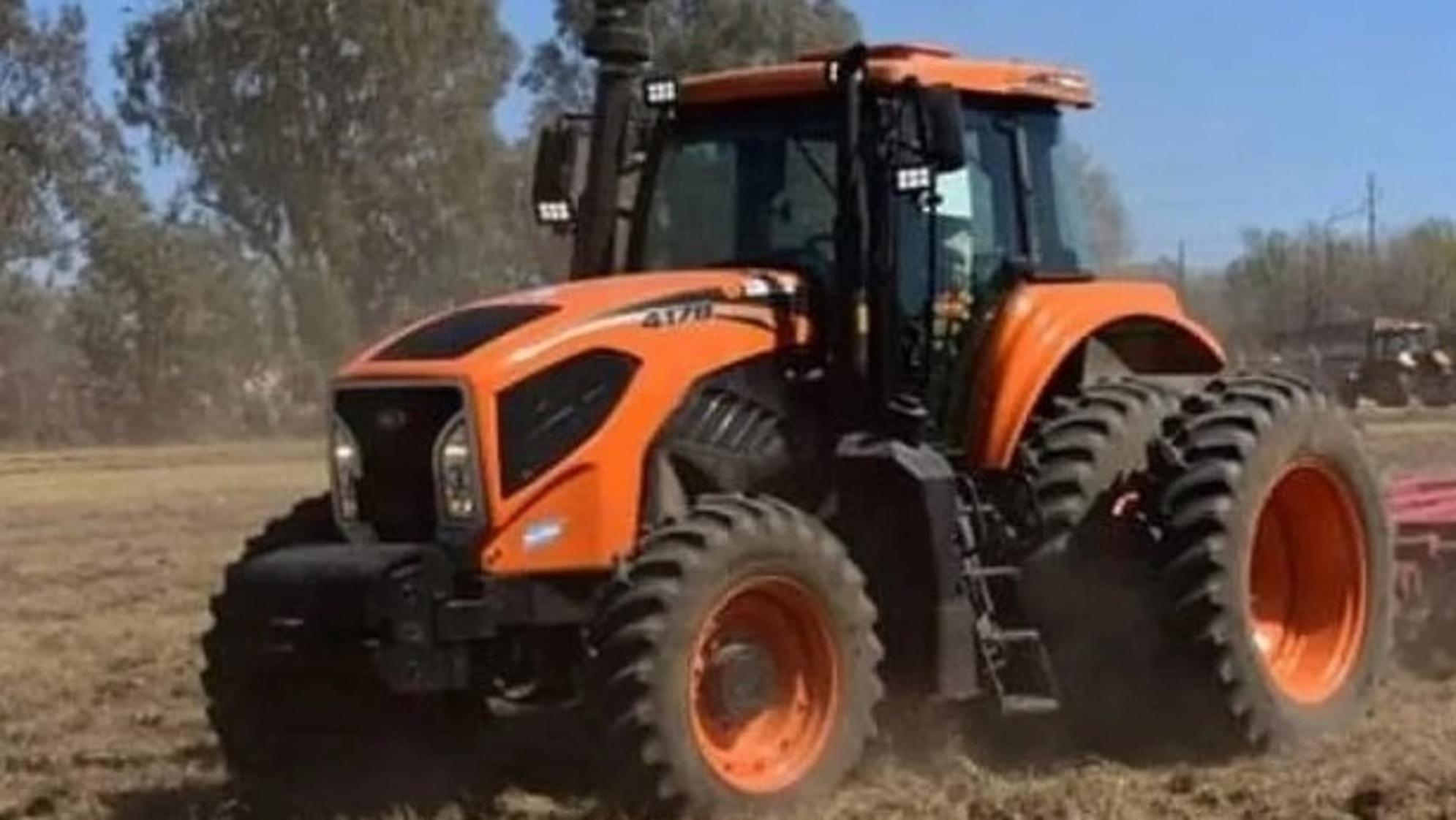 Un tractor marca Zanello fue secuestrado en la investigación.