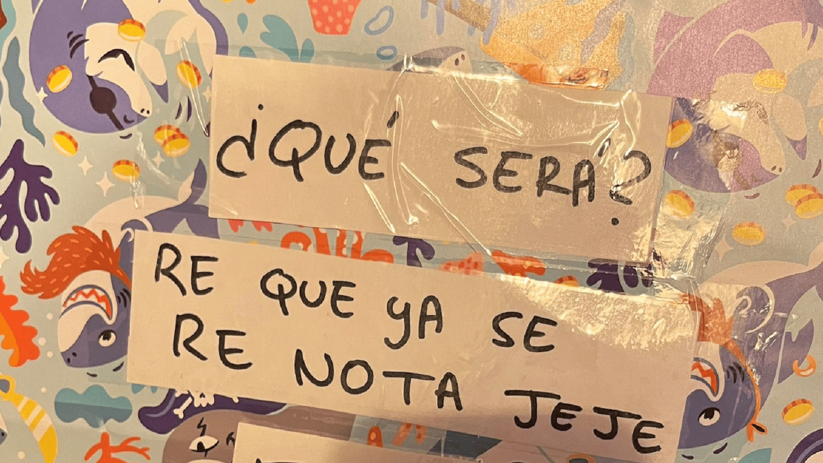 Le entregó una caja sorpresa a su novia por el cumpleaños y lo que había adentro dejó a todos boquiabiertos.