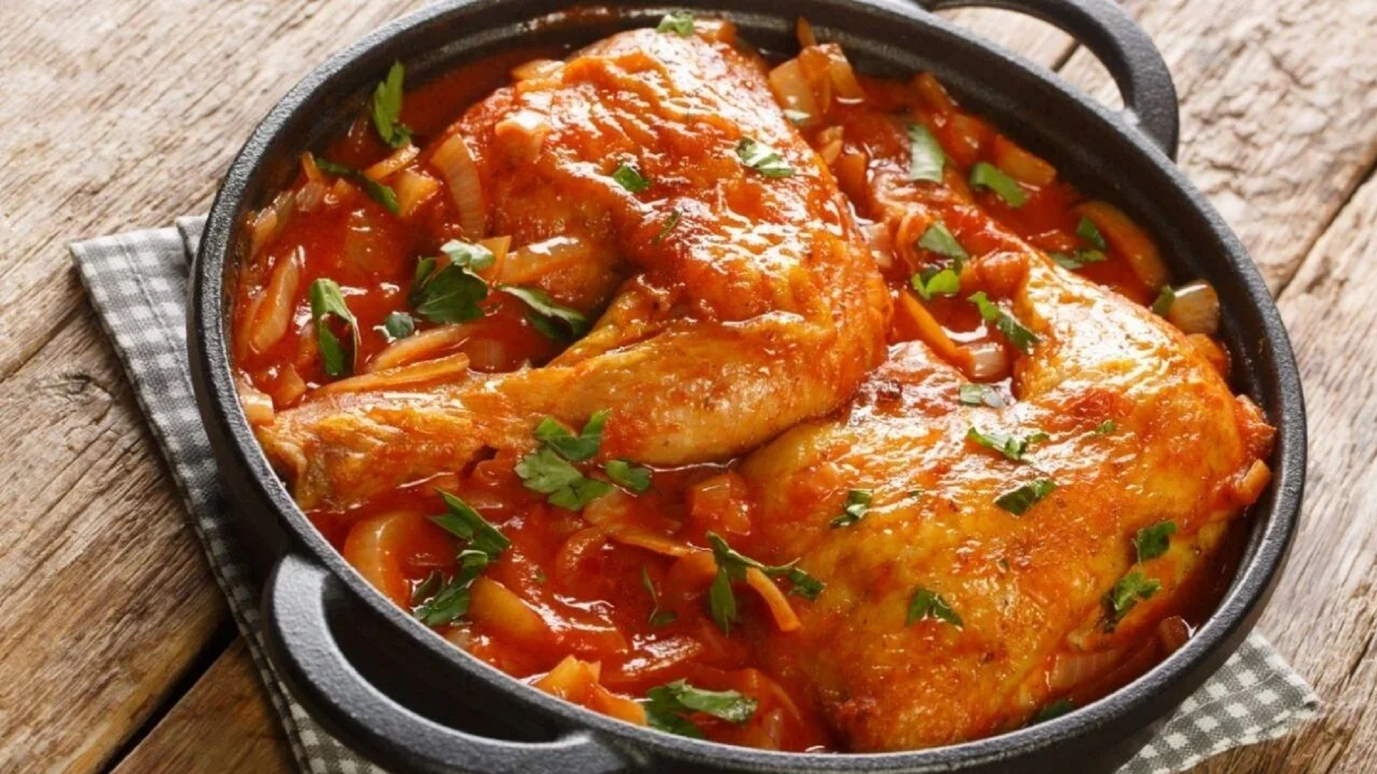 No te pierdas la exquisita receta de pollo a la portuguesa para hacer en estos días más frescos.