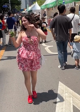 La joven se puso a bailar en medio de la calle.