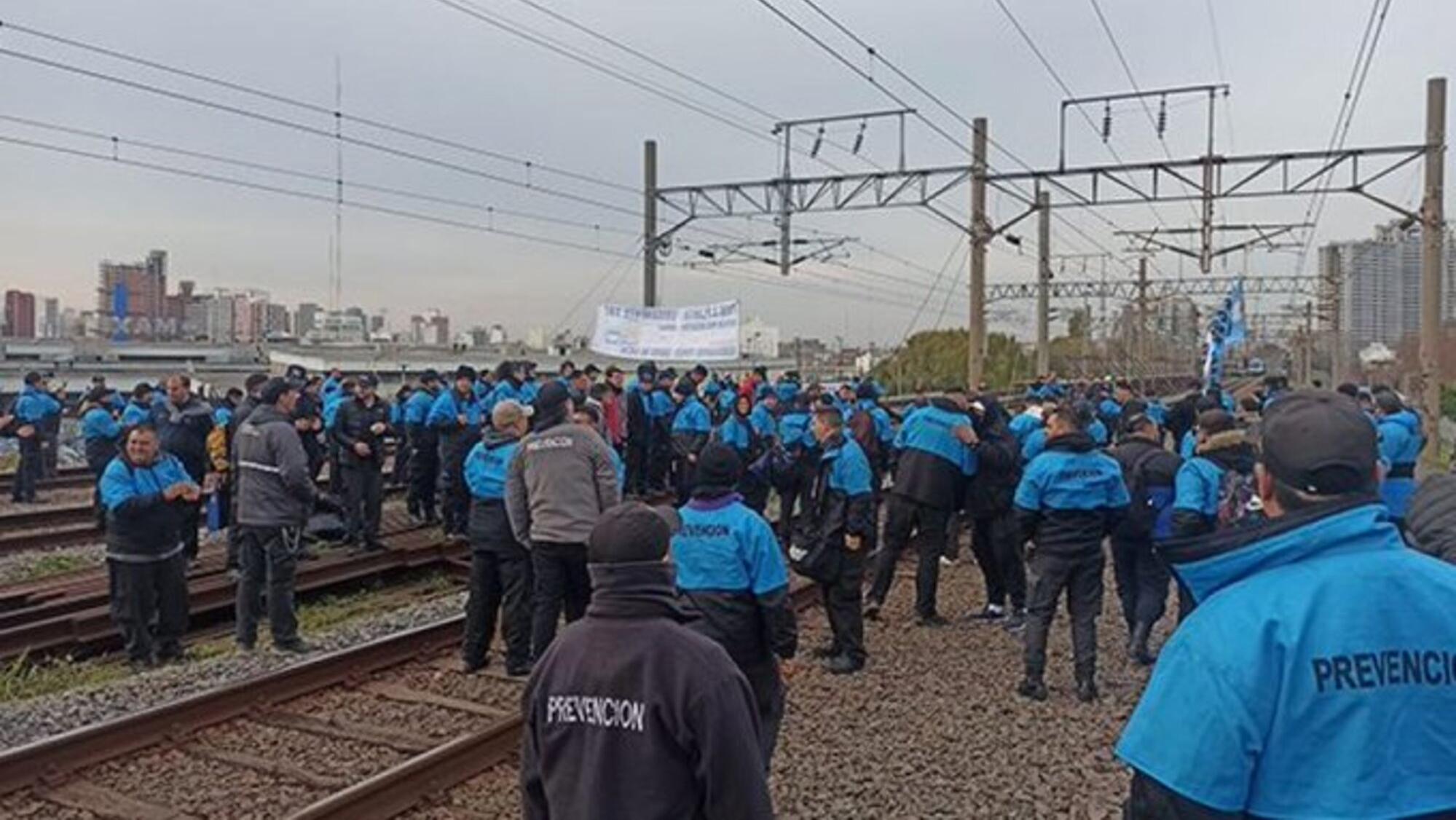 El corte de vías a la altura de la localidad bonaerense de Avellaneda.