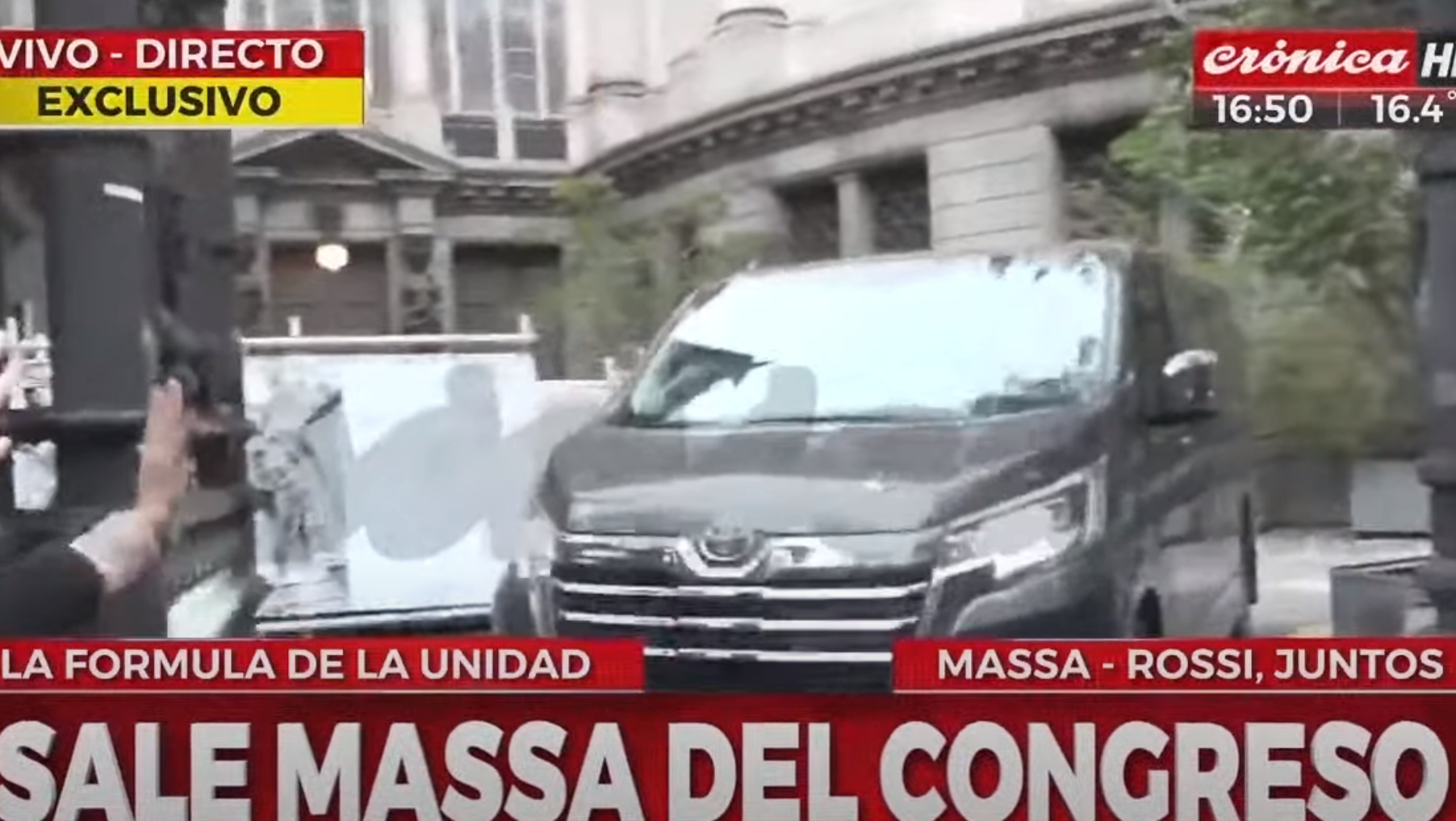 Así salía Sergio Massa del Congreso.