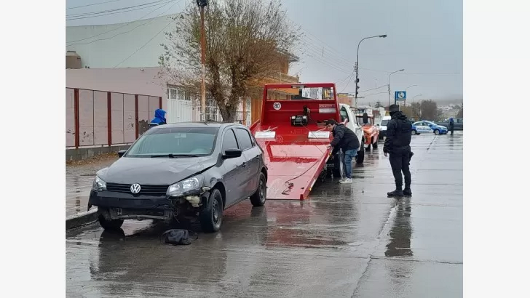 El auto con el que el patovica atropelló a la jubilada, siendo secuestrado (Gentileza: Tamara Moreno/La Opinión Zona Norte).