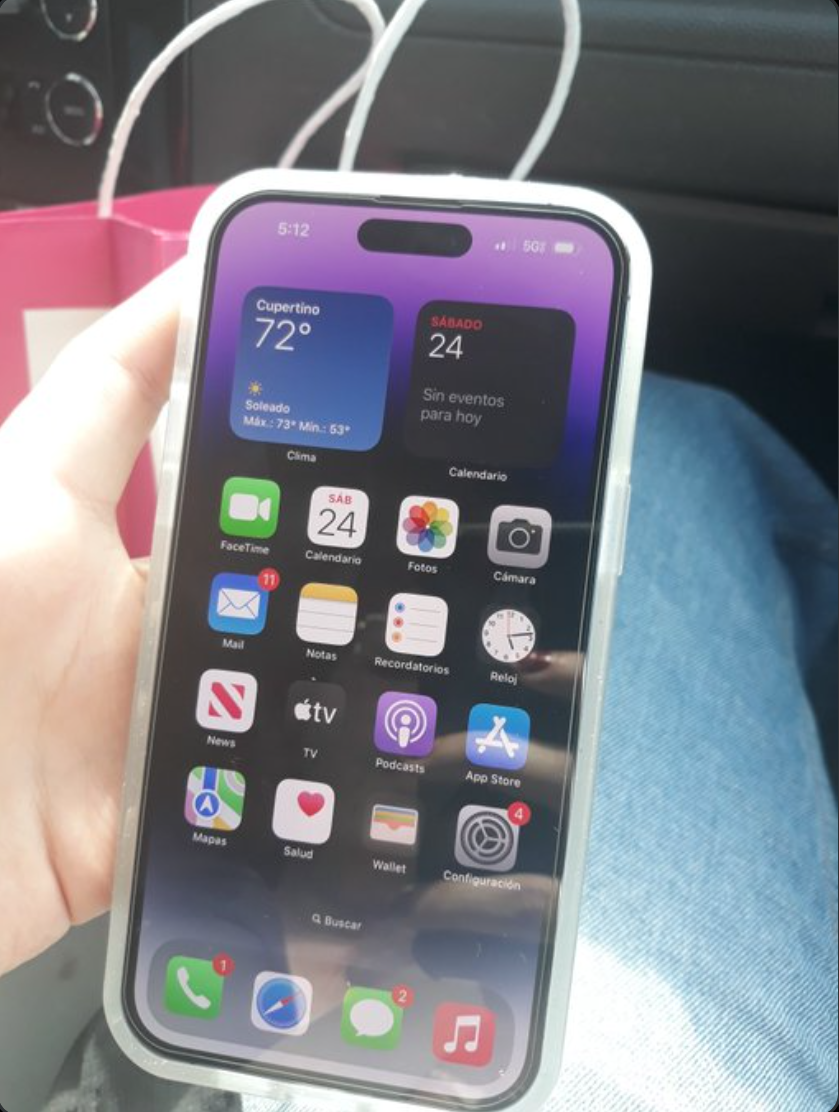 La usuaria viral se mostró feliz con su nuevo celular.