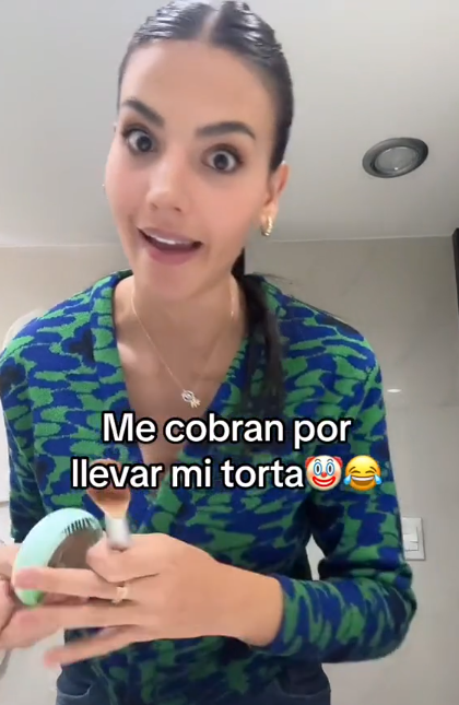 Una chica se descargó contra un restaurante por un polémico recargo y es viral (TikTok/@danielacelisgonzalez).