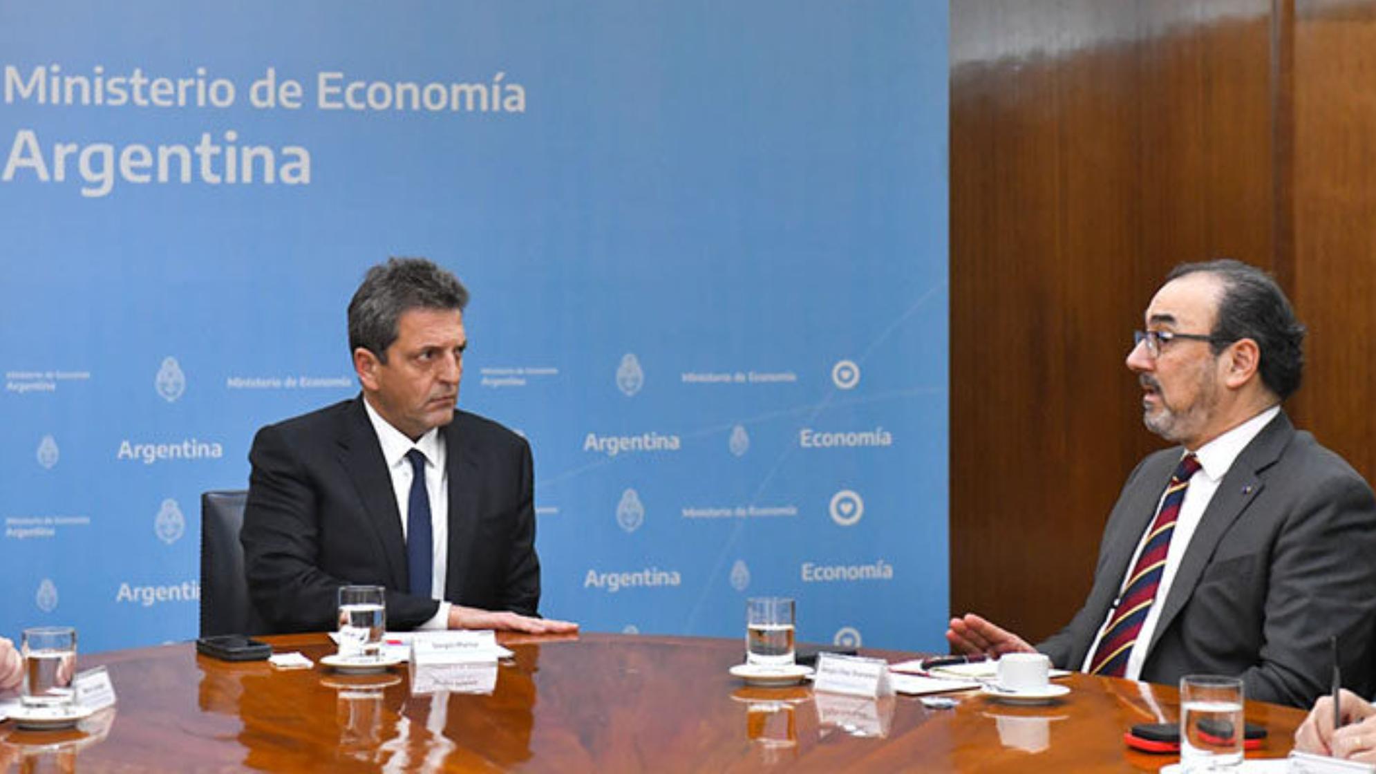 El ministro de Economía, Sergio Massa, junto al presidente de CAF.