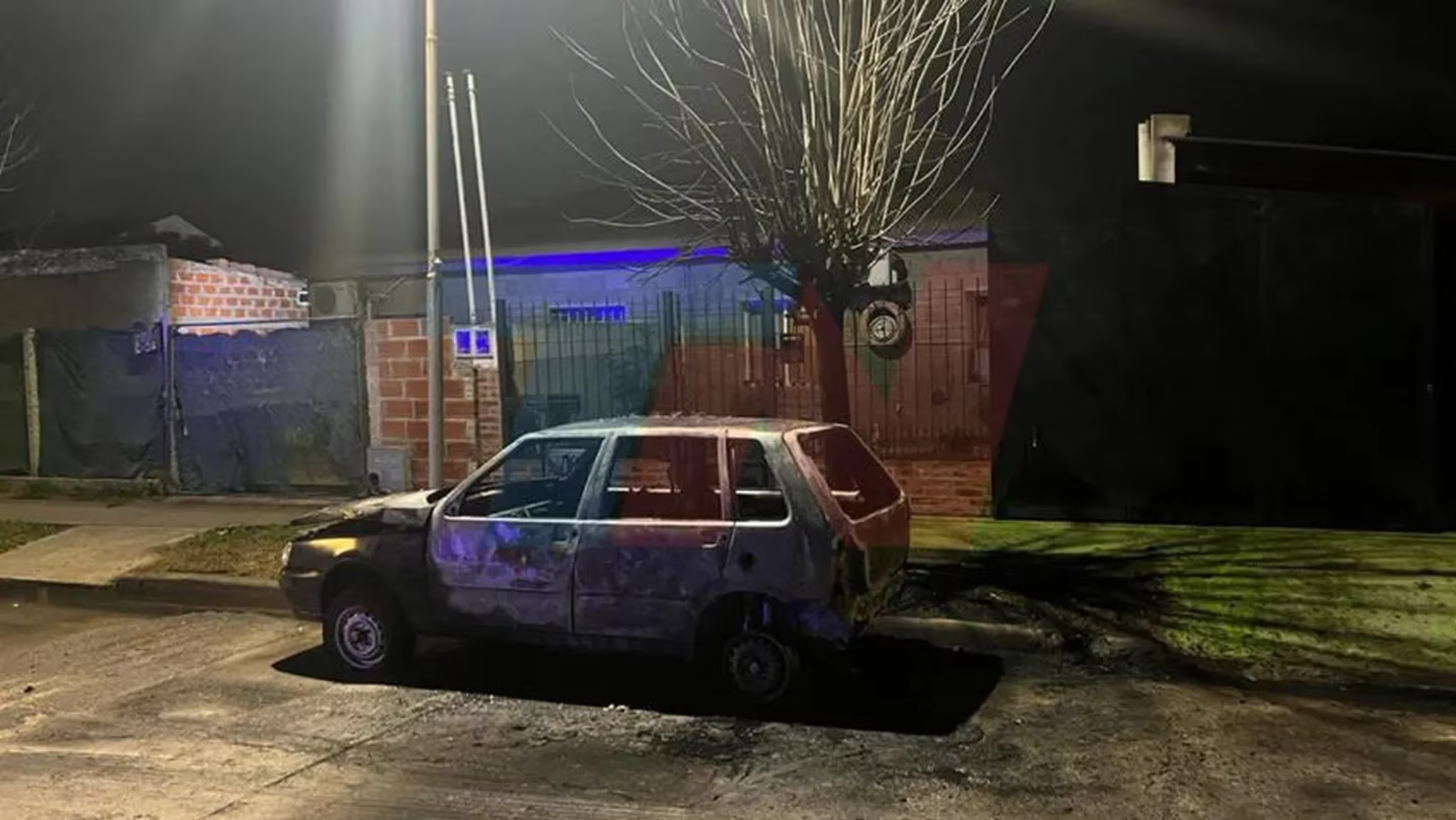 Así quedó el auto de la pareja del denunciante de L-Gante. Foto gentileza TN.