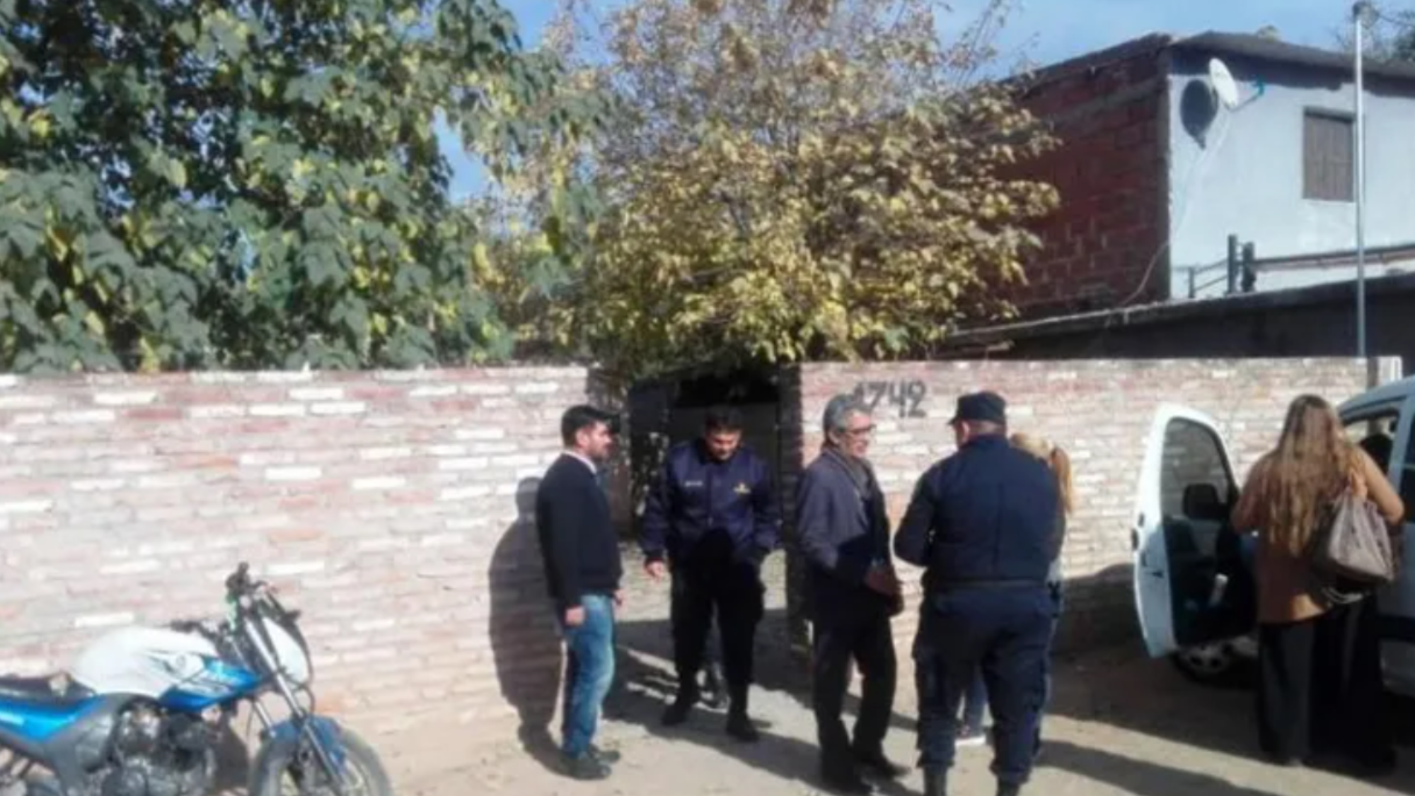 Nene halló un bebé enterrado en el patio de su casa.